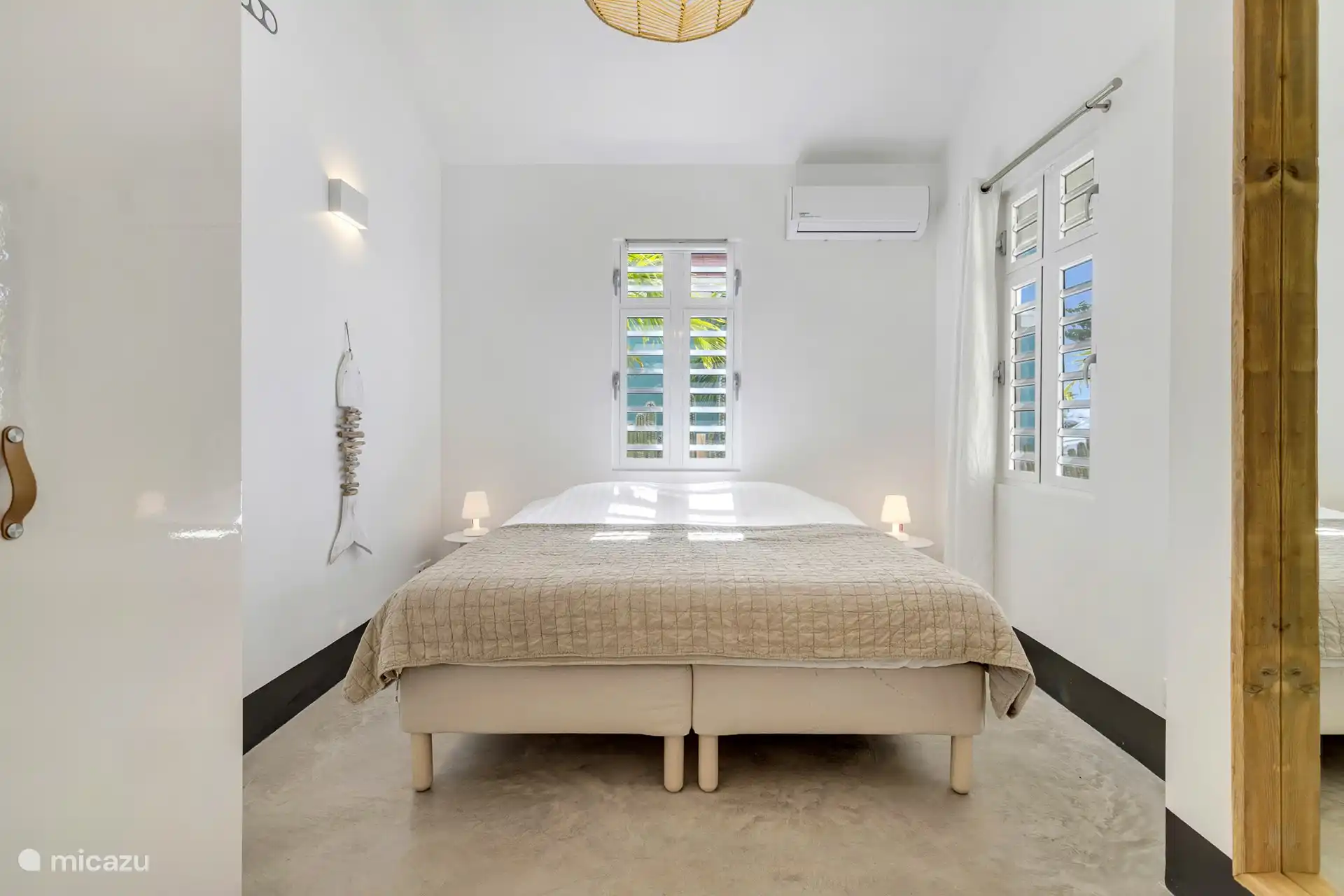 Dormitorio principal con cama doble, aire acondicionado, armarios, espejo de cuerpo entero
