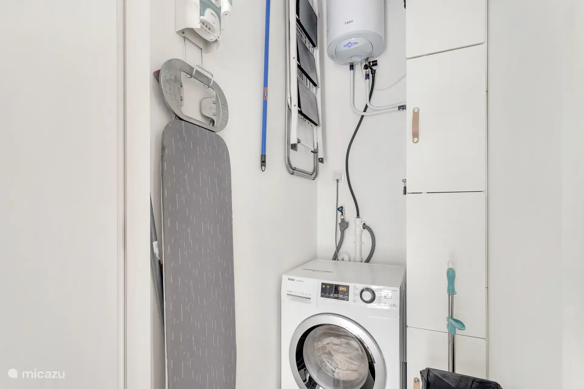 Armario de almacenamiento con lavadora, aspiradora, tendedero, escalones, tabla de planchar, plancha