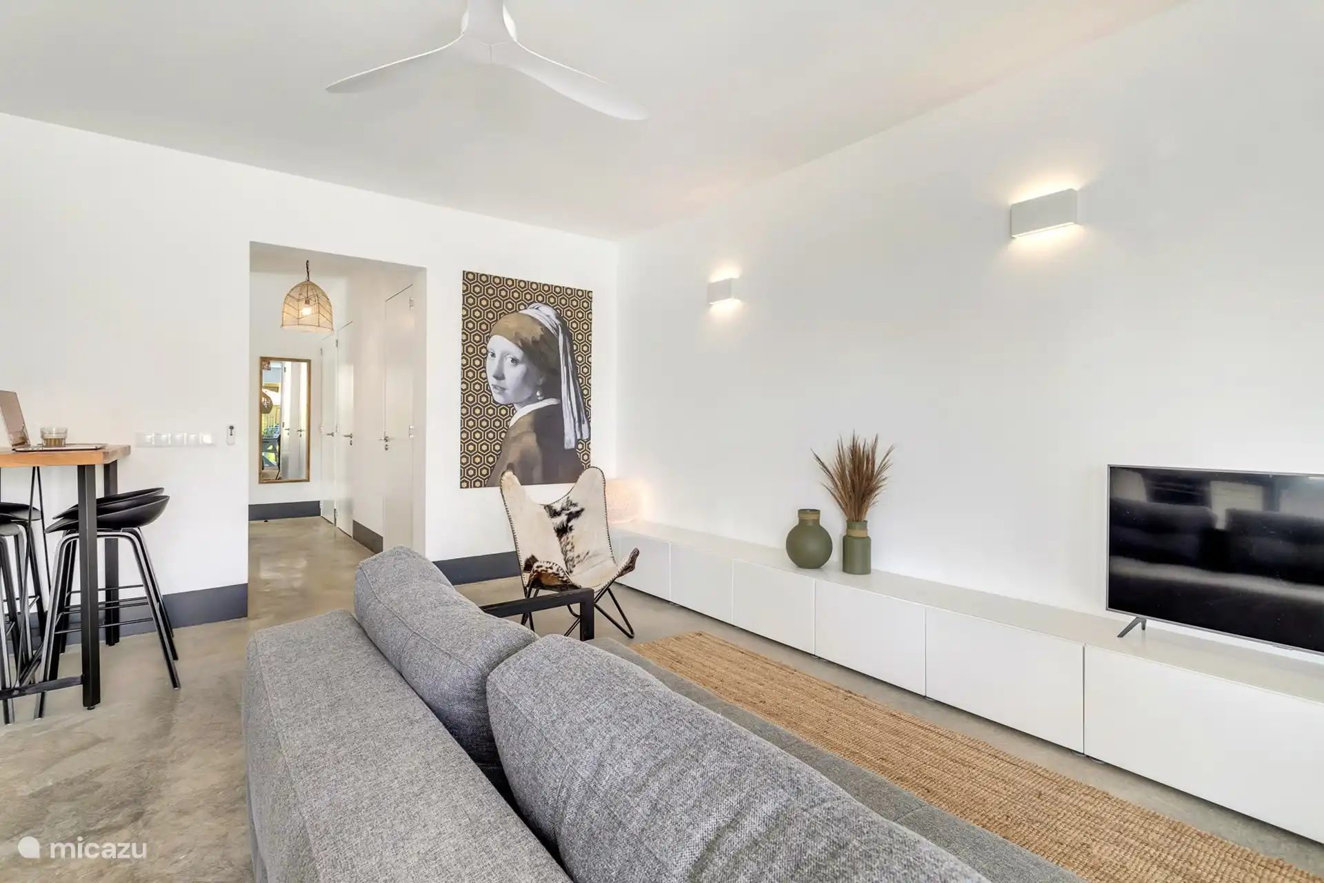 Amplio sofá de 2,5 plazas, sillón independiente, pantalla plana, armario en el que se pueden encontrar varios libros y juegos