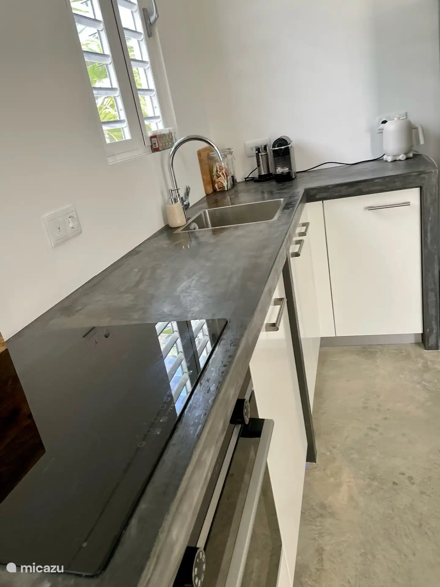 Cocina lujosa, amplia y moderna con todas las comodidades