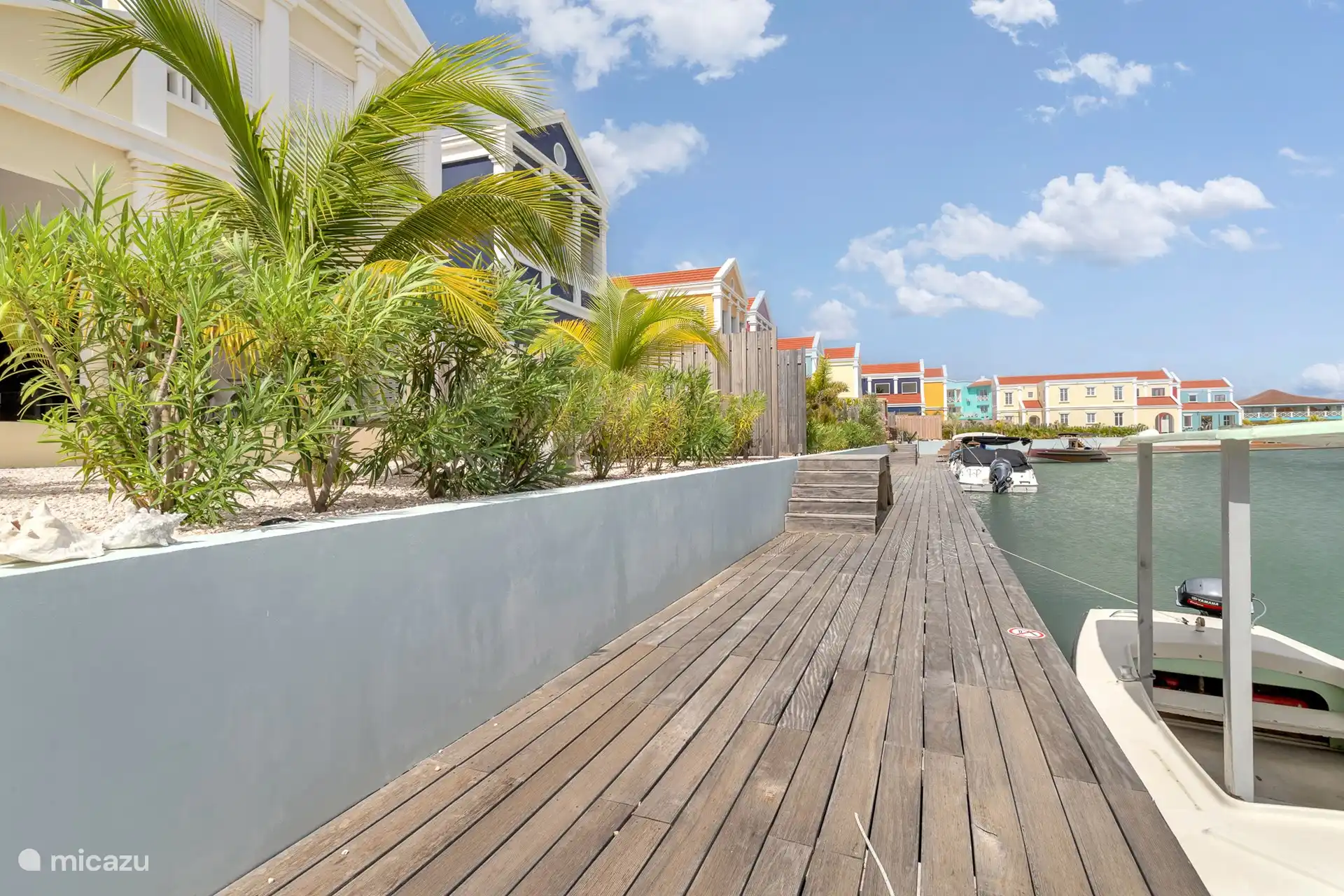 Cubierta en el patio trasero con el balandro Lagoon Lounge 