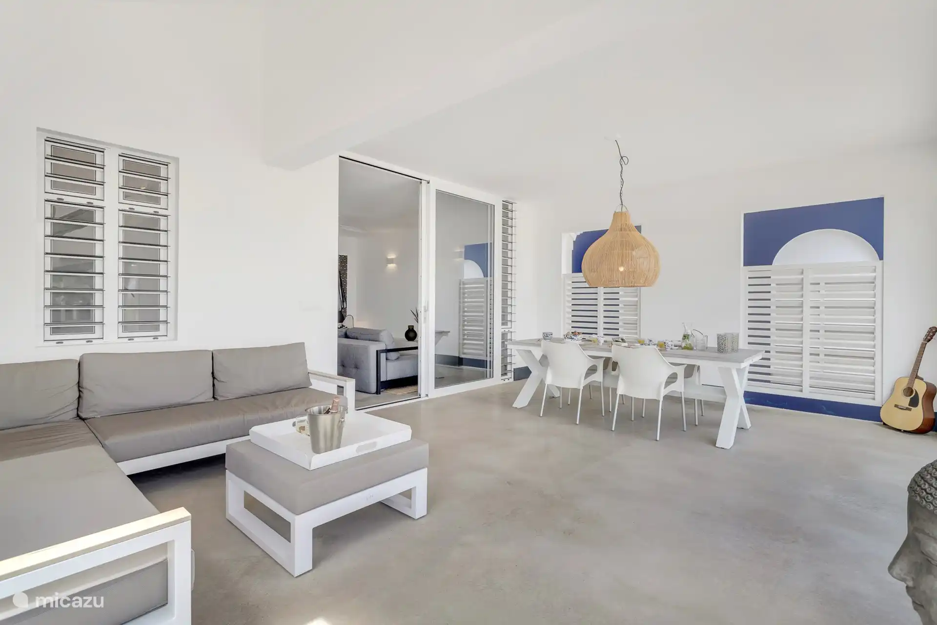 Porche con amplio salón y mesa de comedor con 6 sillas 