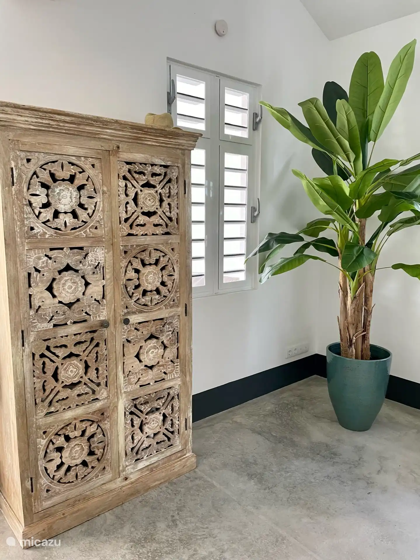 Mueble con vajilla completa, tostadora, freidora de aire, sandwichera y vinoteca