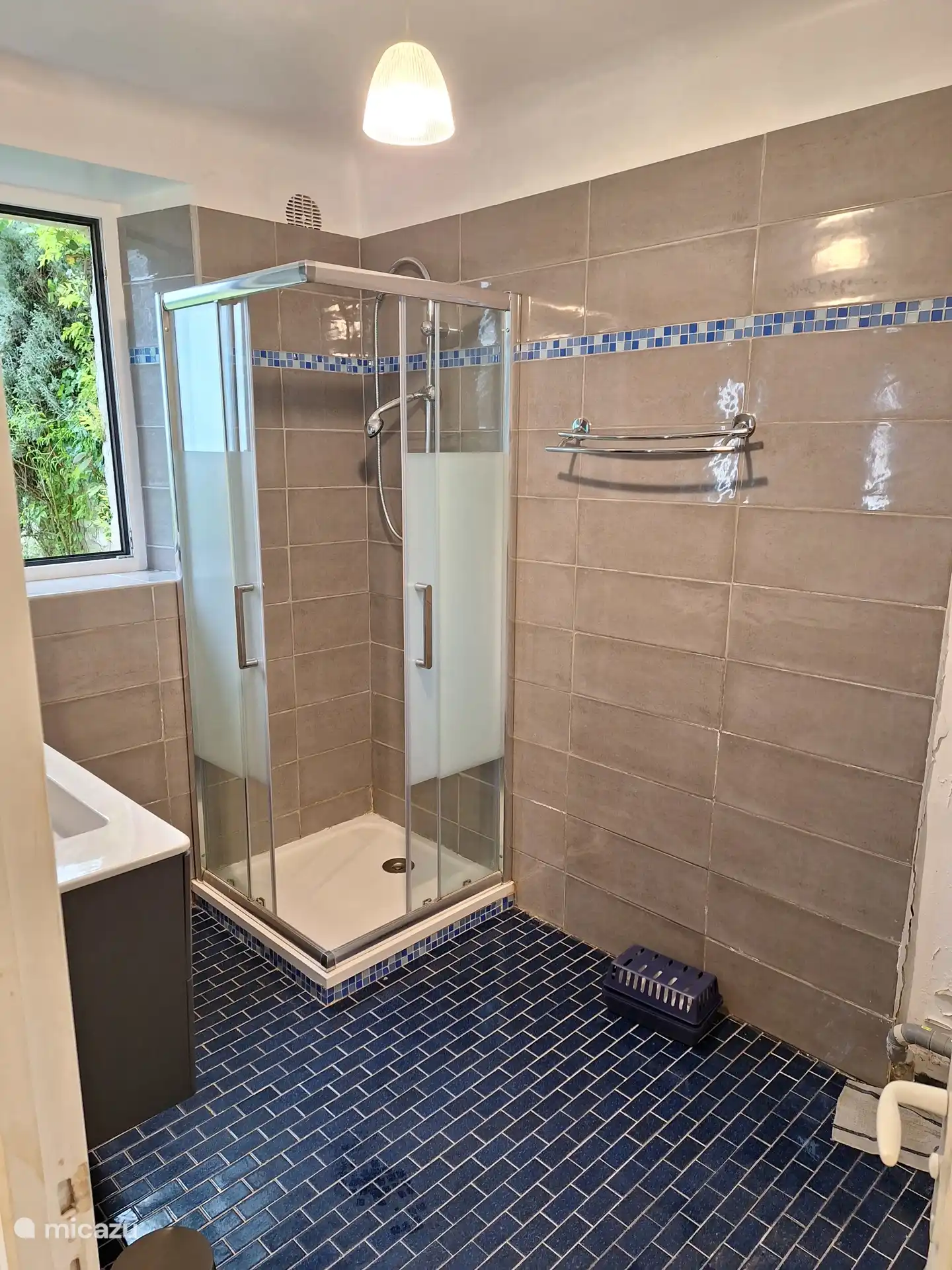 Das Badezimmer mit Waschmaschine