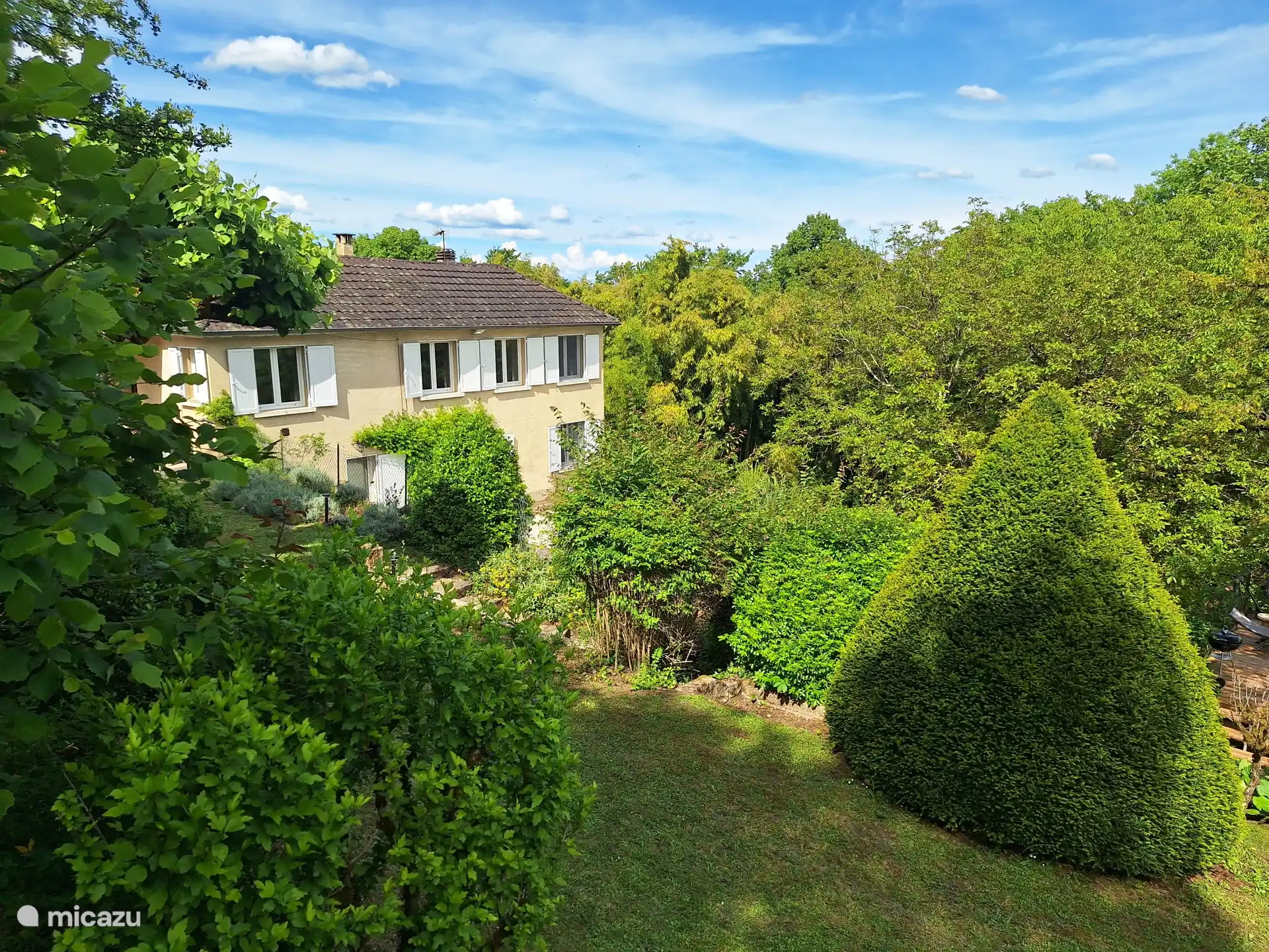 het huis gezien vanuit de tuin