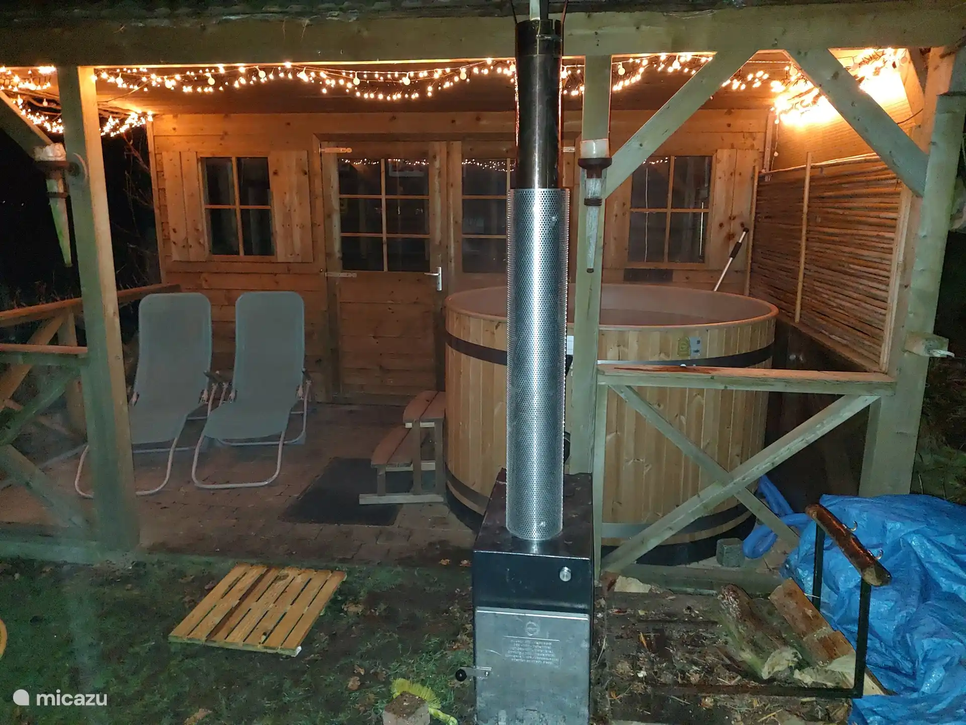 Das Hottup ist abgedeckt. Im Inneren des Gartenhauses befindet sich ein geräumiges Lounge-Set.