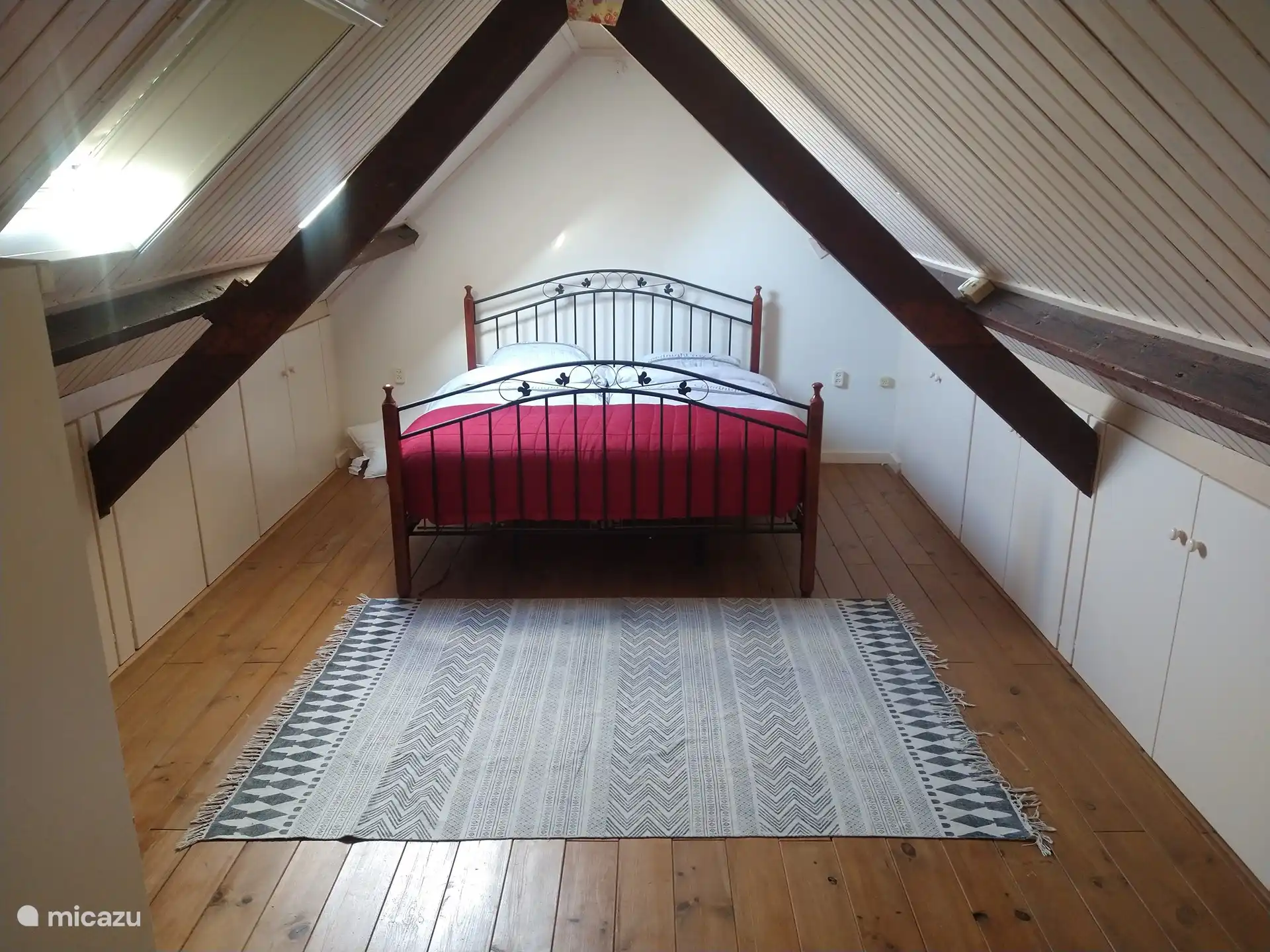 Geräumiges Schlafzimmer im Obergeschoss