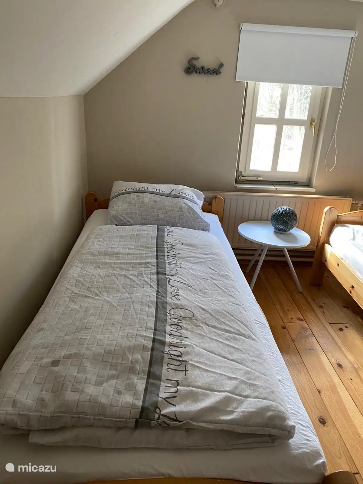 Schlafzimmer im Obergeschoss mit zwei Einzelbetten