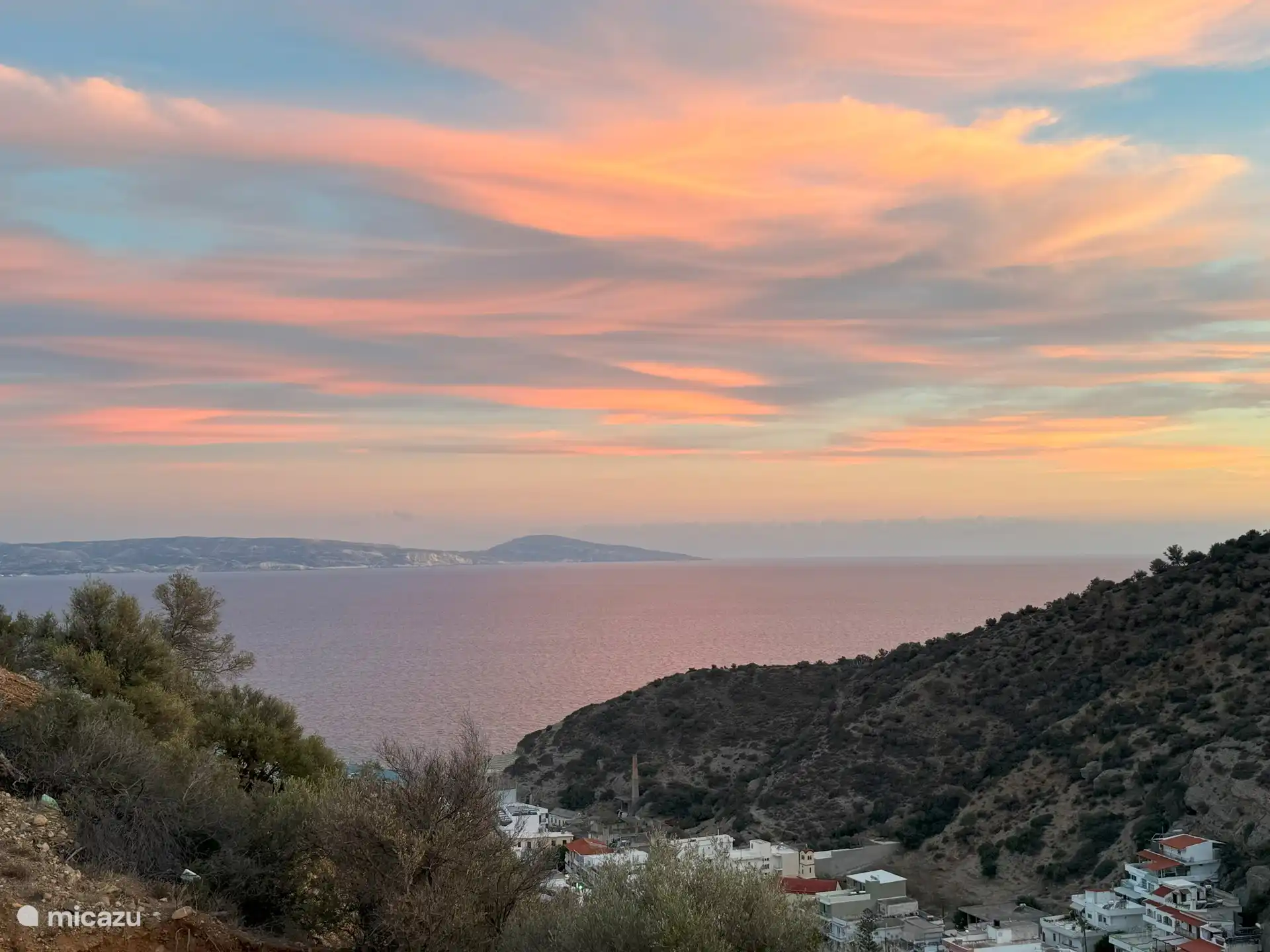 Zonsondergang en uitzicht over het dorp Agia Galini