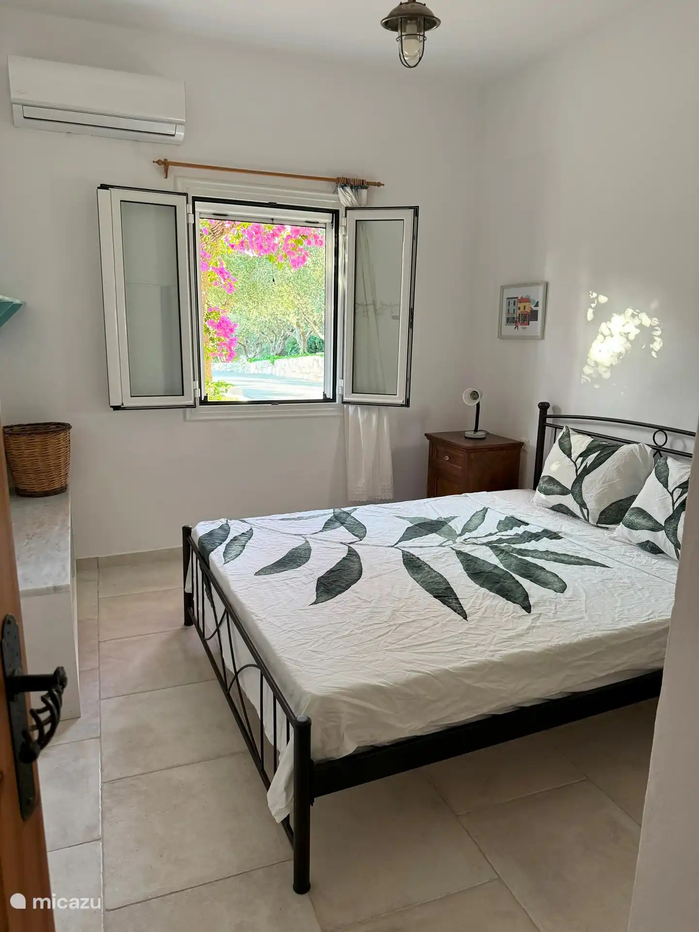 Slaapkamer met dubbelbed op de begane grond