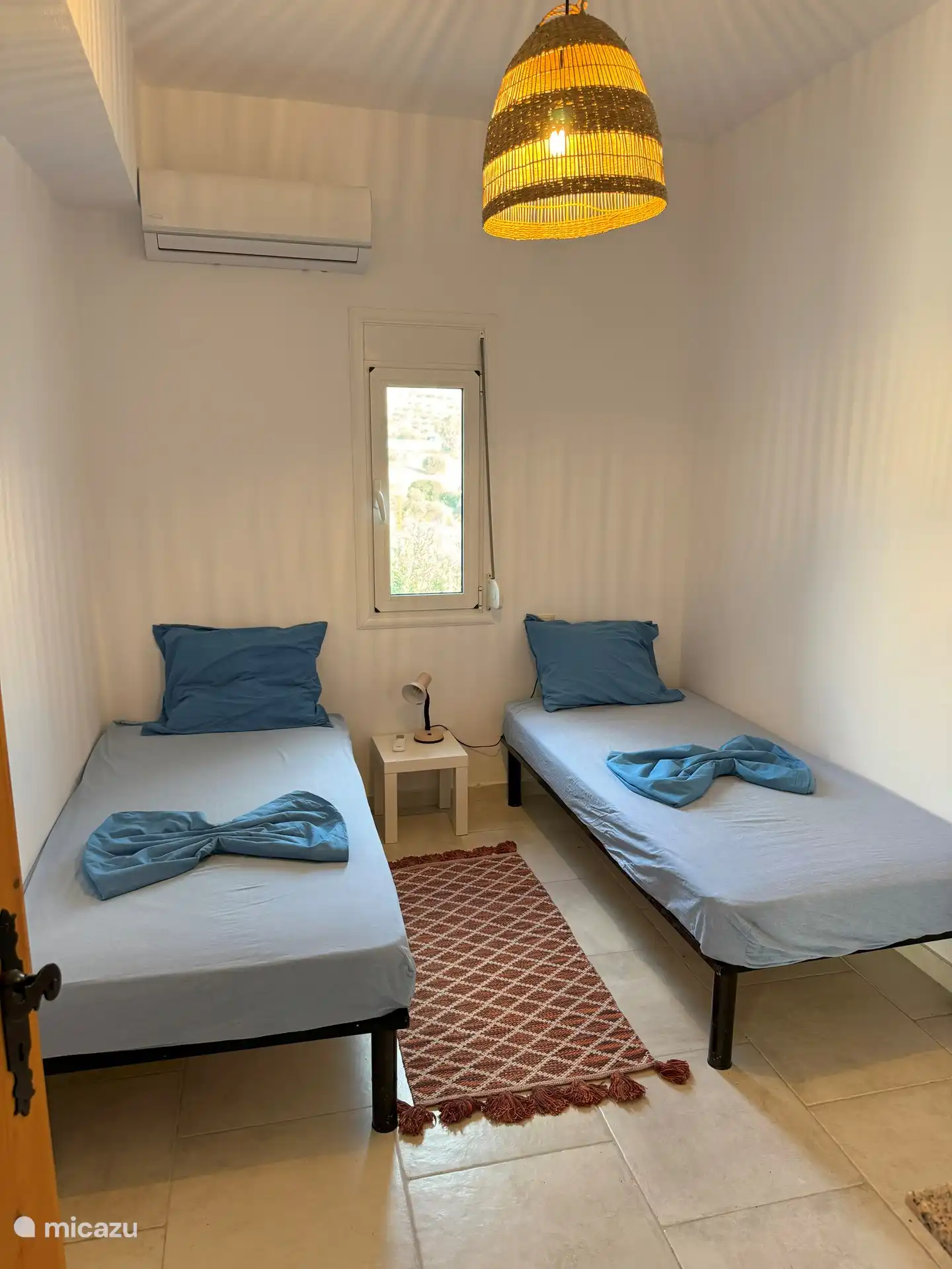 Slaapkamer met twee enkele bedden op de begane grond