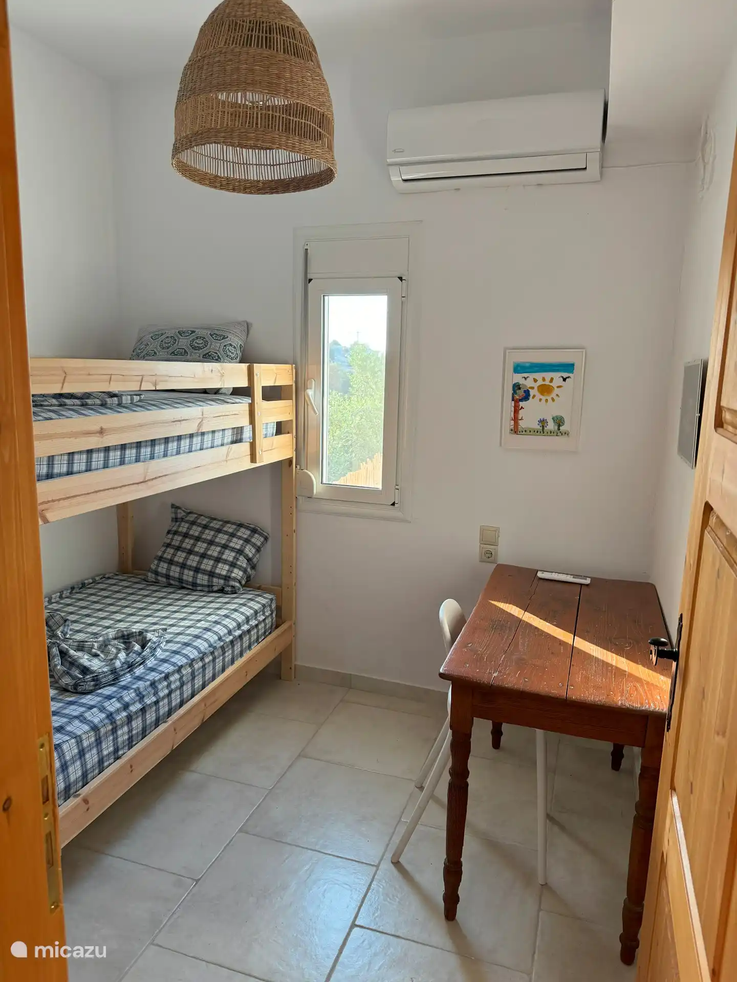 Kinderkamer met stapelbed en kastruimte