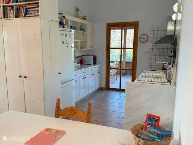 Olivar Villa Serenity en Grecia, Creta, Agia Galini - villa Mesa de comedor y cocina 1ª planta