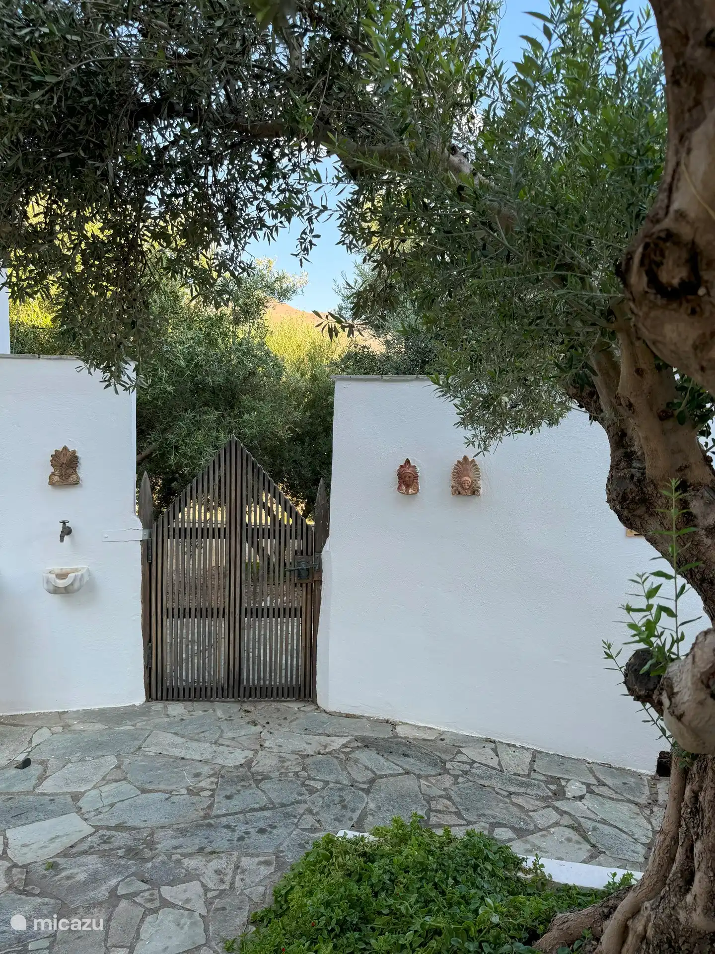 Handgemaakt hek naar de olijfboomgaard