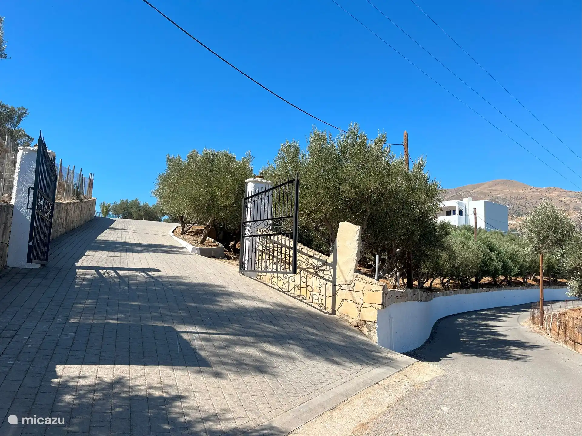 Ingang en oprit naar de villa