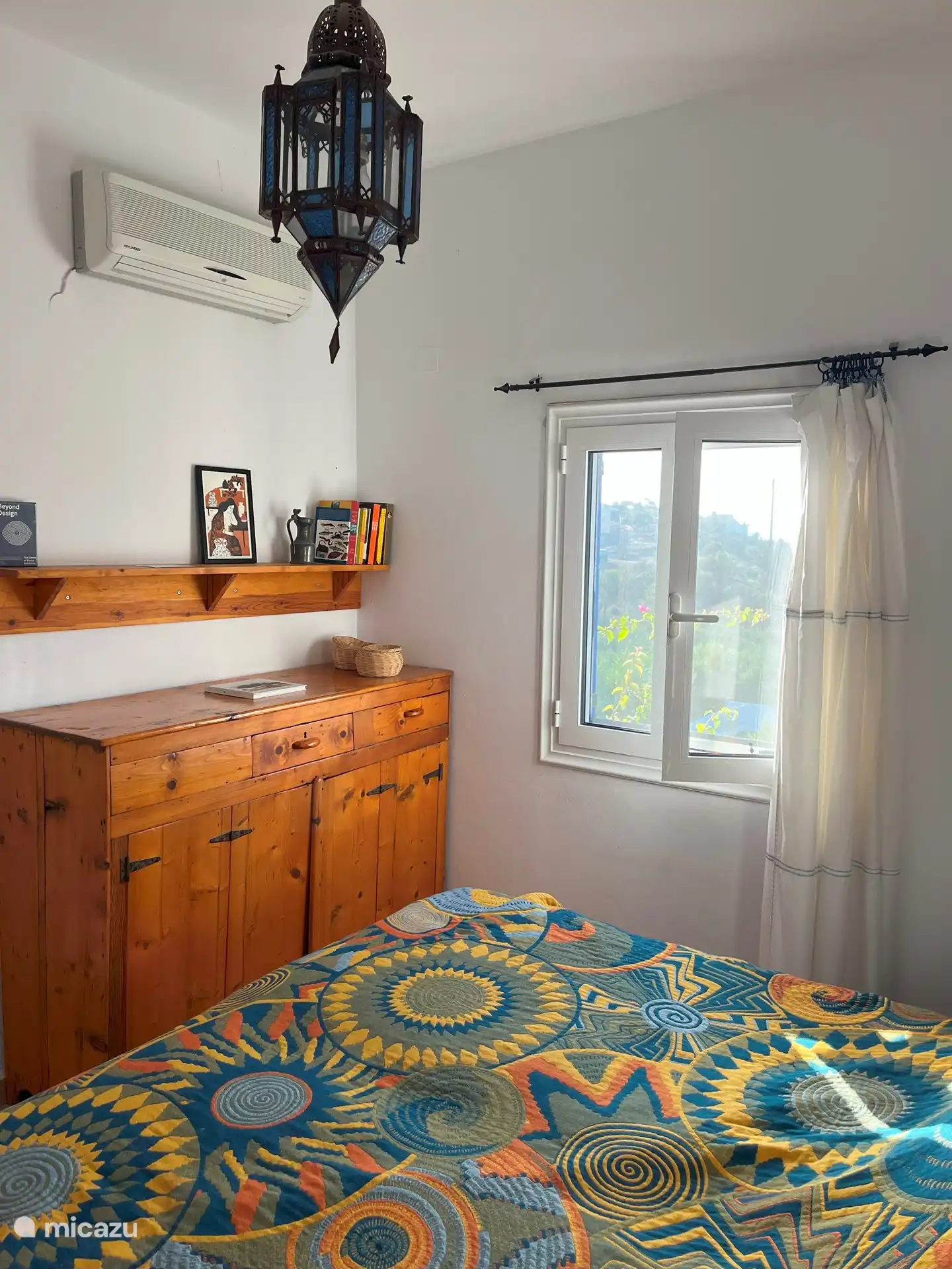 Slaapkamer met tweepersoonsbed op de 1e etage