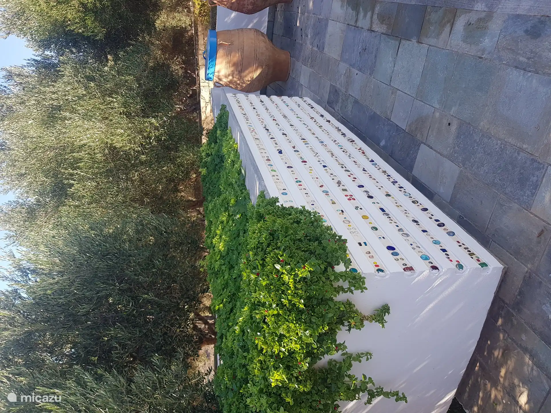 Kunstwerk van een bekende kunstenaar bij het zwembad