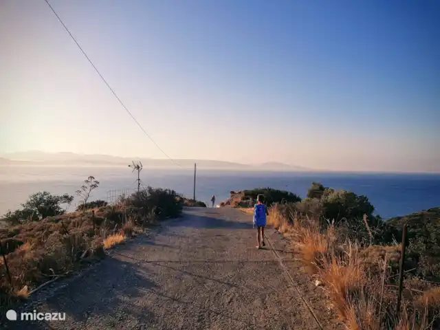 Olivar Villa Serenity en Grecia, Creta, Agia Galini - villa Camino de bajada hacia el pueblo