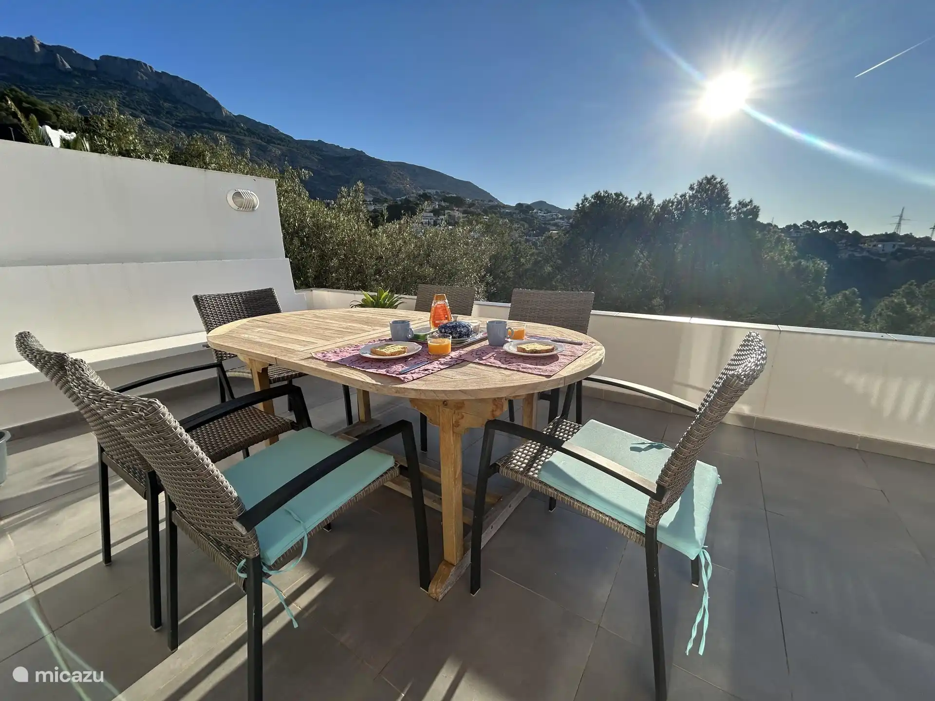 Soleil du matin sur la terrasse