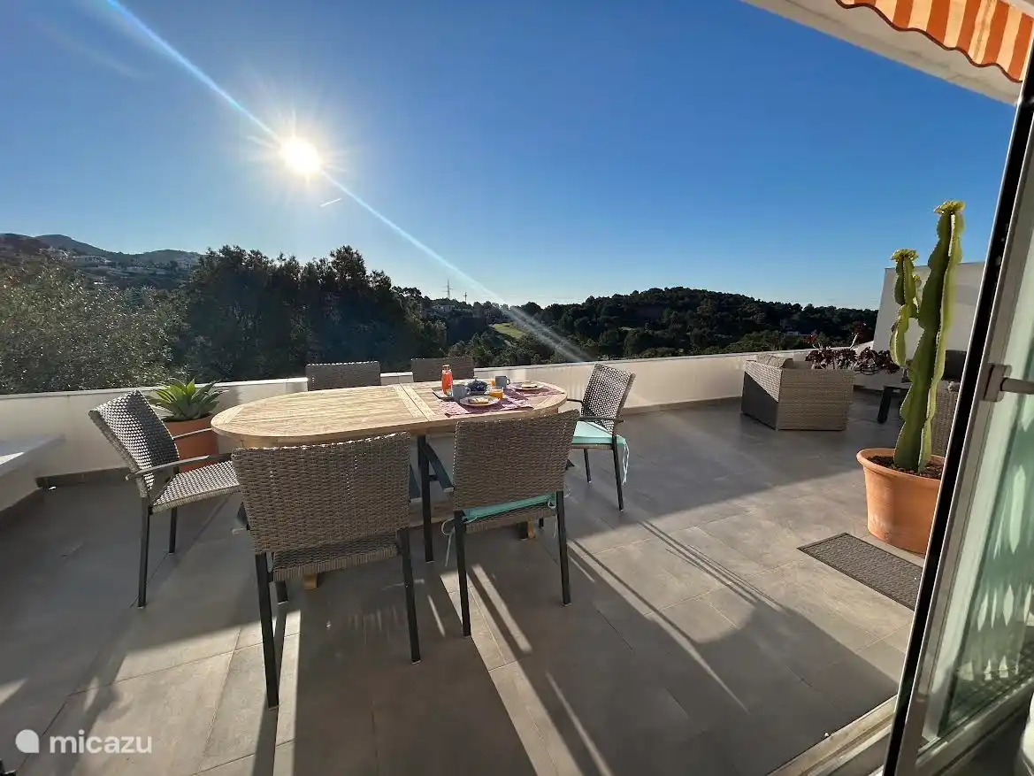 Soleil du matin sur la terrasse