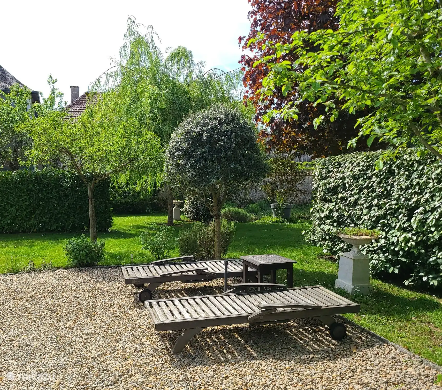 To rest, read in the garden