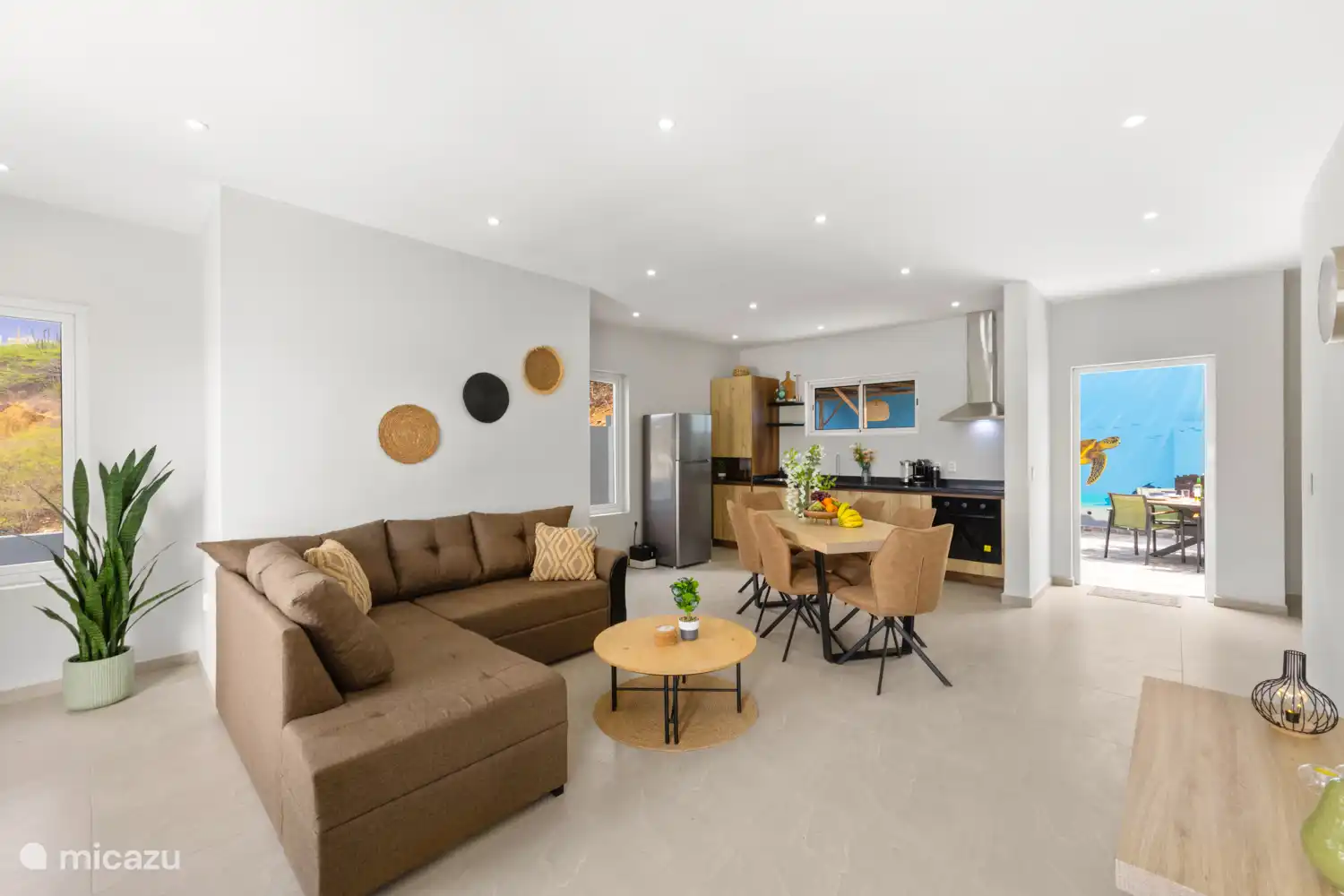 Geräumiges Wohnzimmer und offene Küche