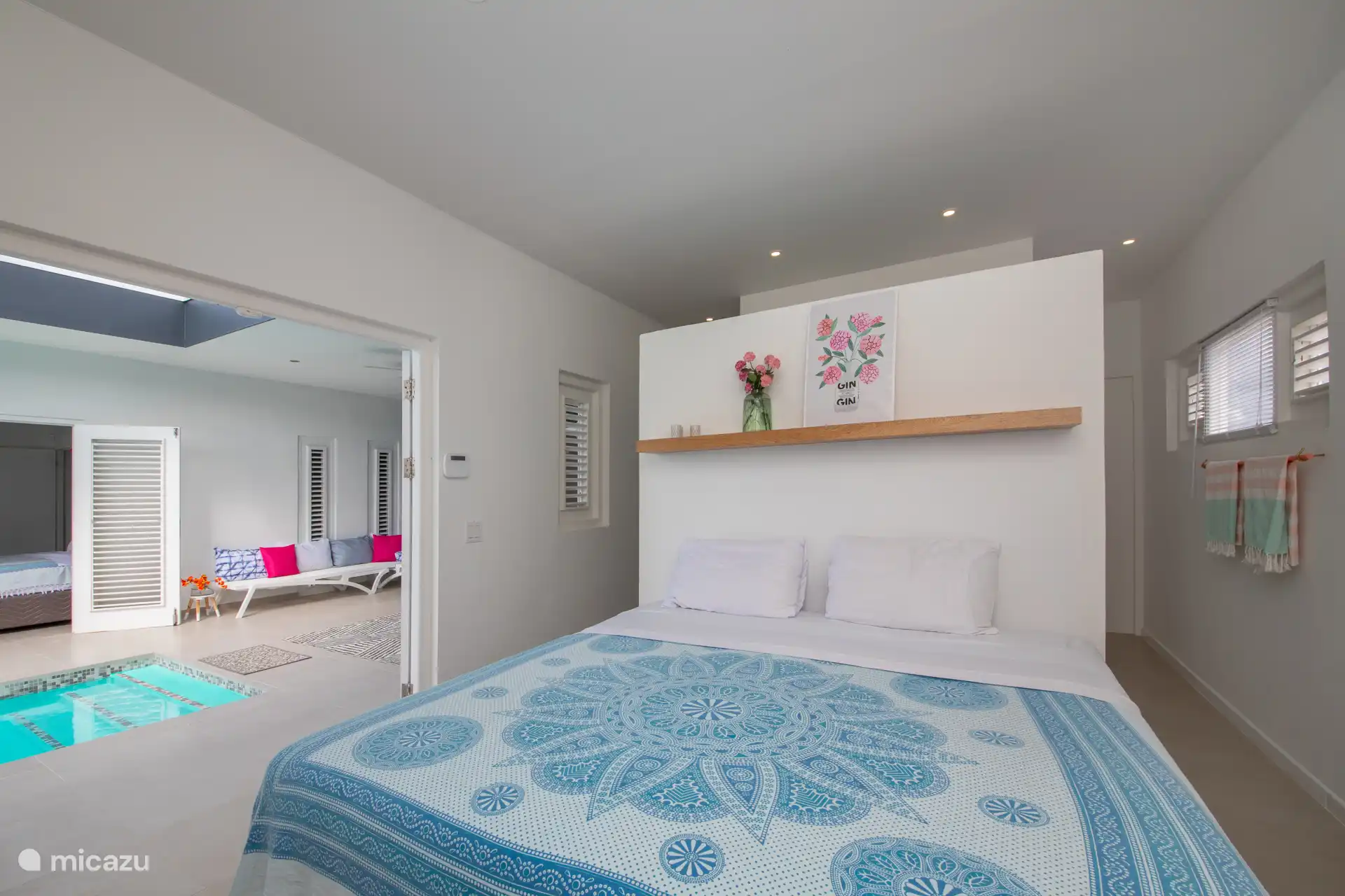 Hauptschlafzimmer mit eigenem Bad und Kingsize-Bett