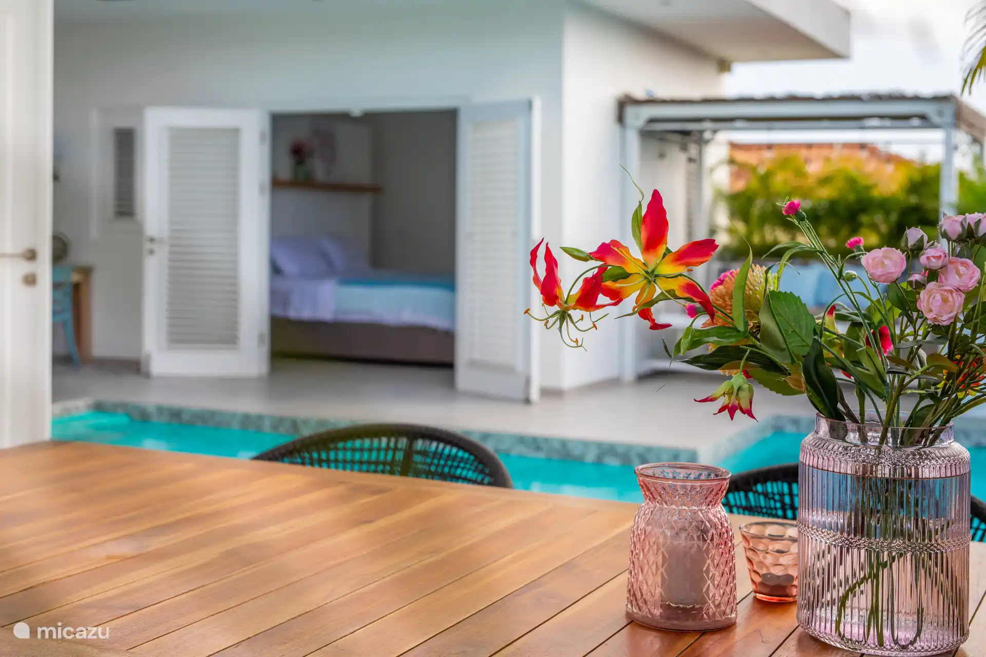 Pool und Schlafzimmer