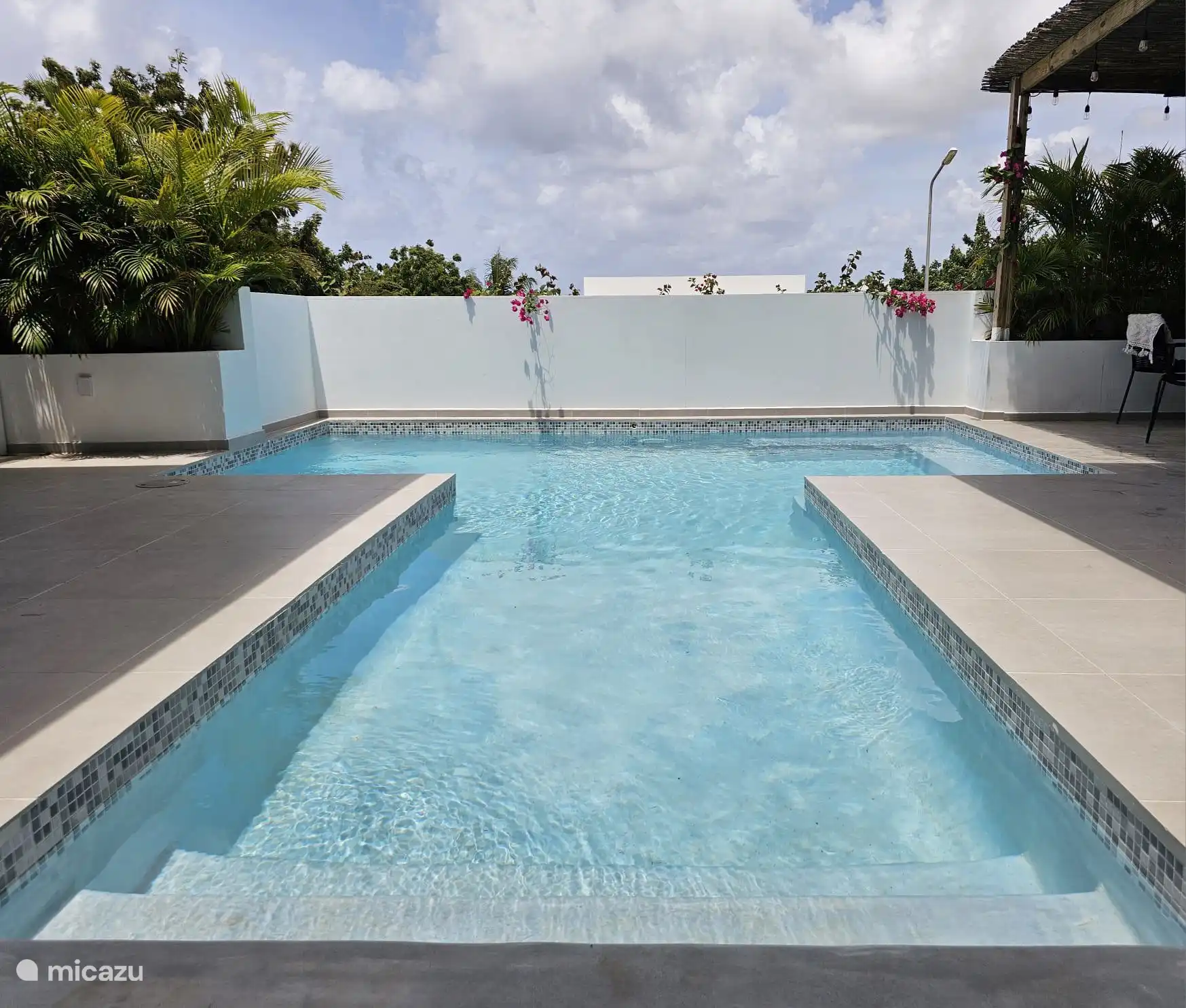 Privater Swimmingpool mit Lounge-Sofa