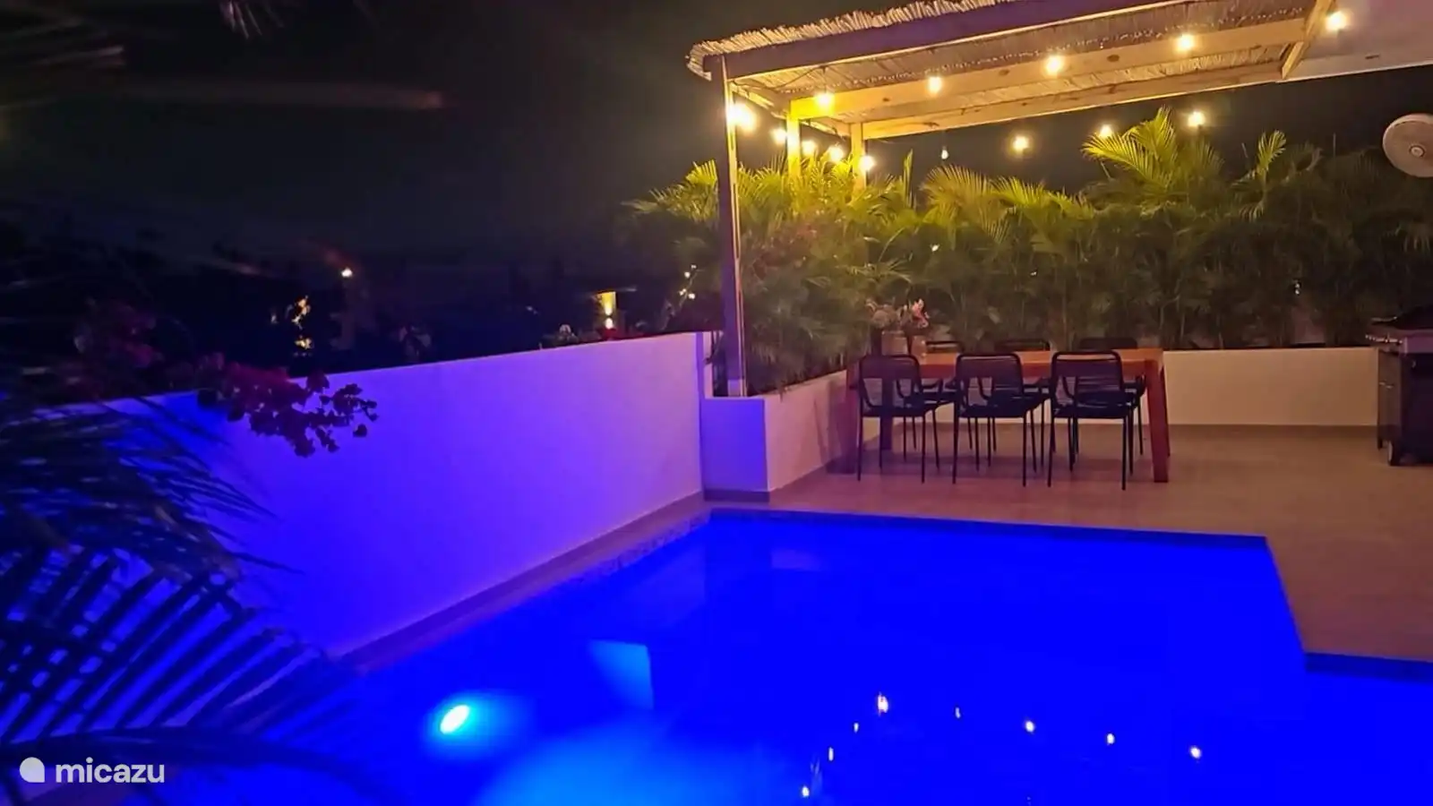 Privater Pool am Abend