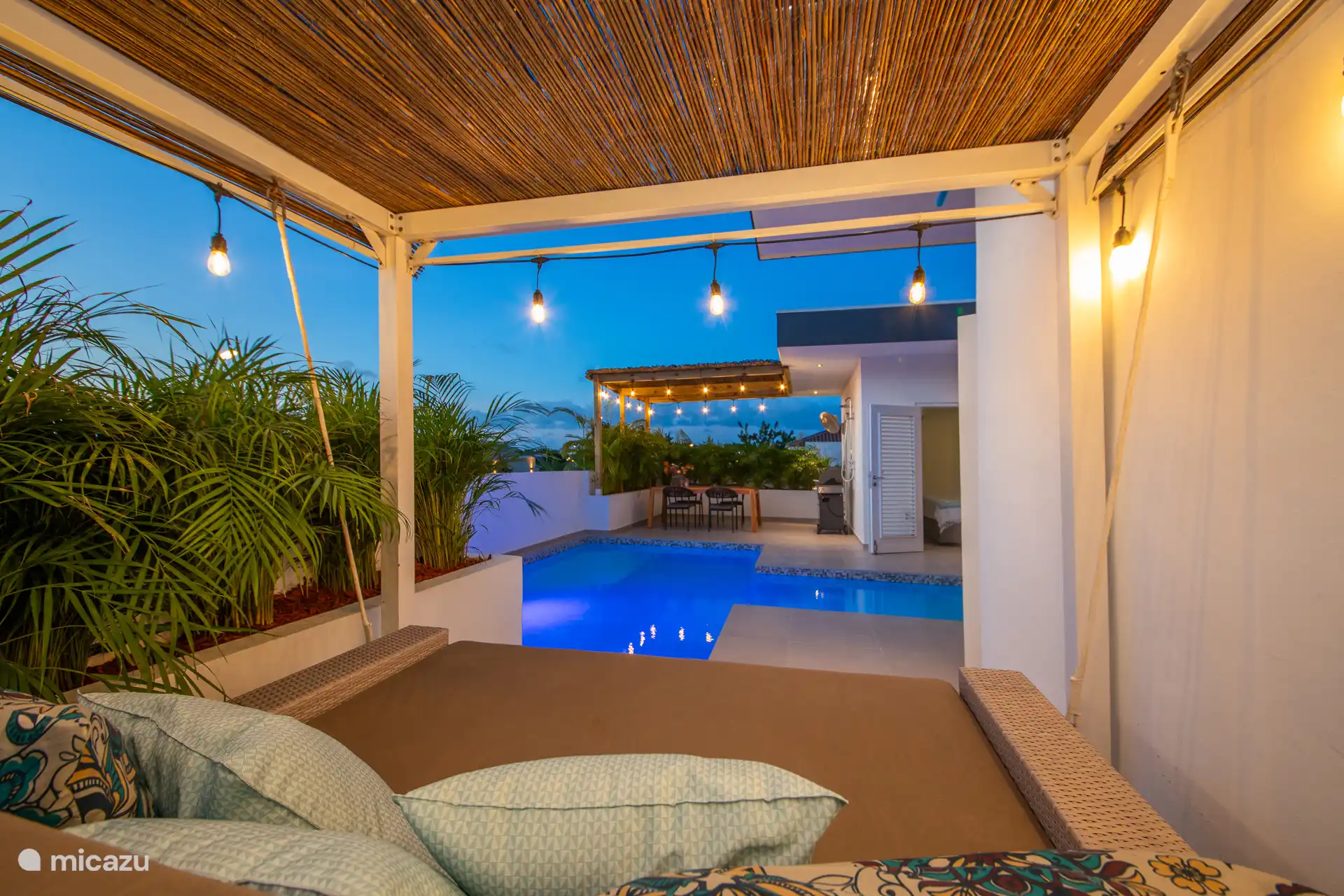 Lounge-Bett am Abend