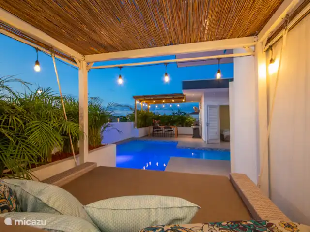 Curaçaovilla de rêve | Curaçao, Banda Ariba (est), Jan Thiel - villa Lit lounge le soir