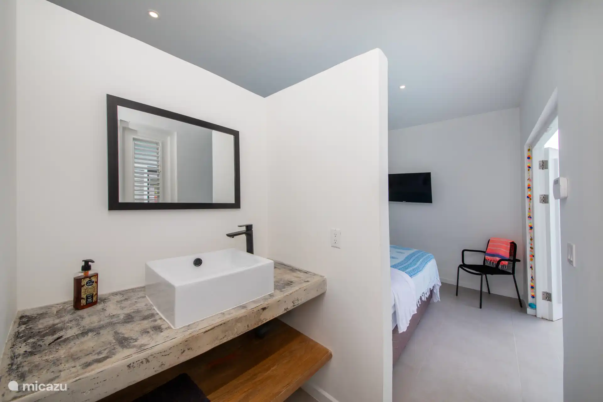 Hauptschlafzimmer mit eigenem Bad und Kingsize-Bett