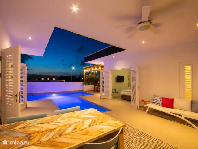 Curaçaovilla de rêve | Curaçao, Banda Ariba (est), Jan Thiel - villa Terrasse le soir