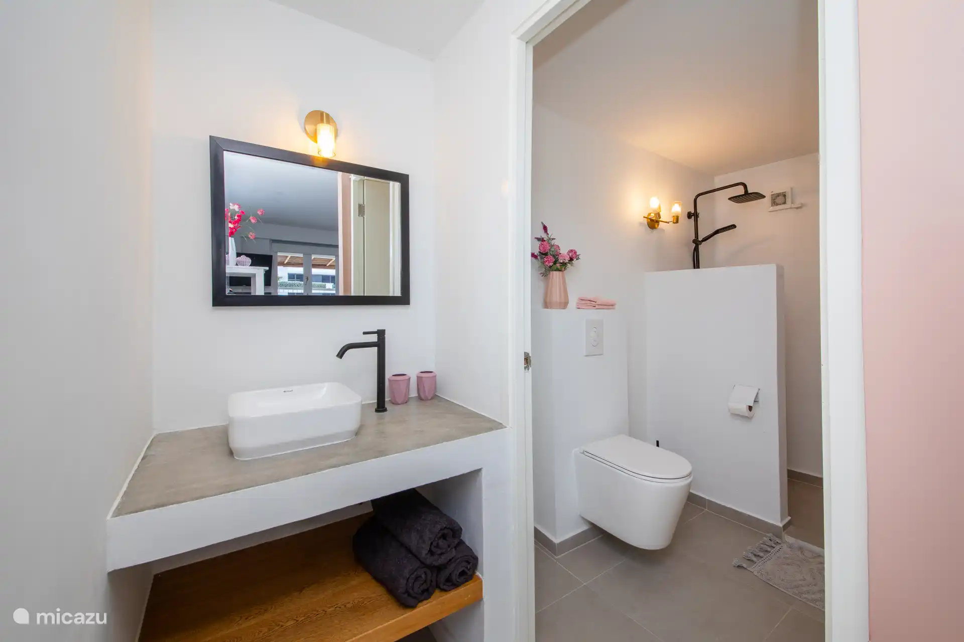 Badezimmer der Zwei-Personen-Wohnung im Erdgeschoss