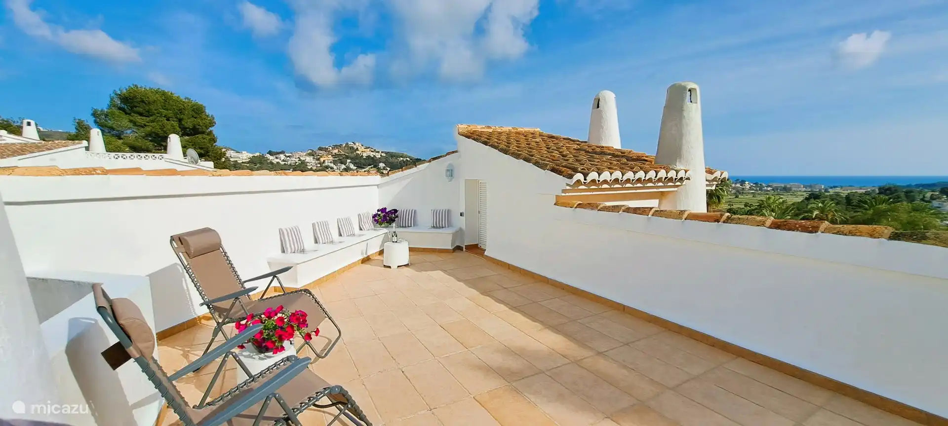 La terrasse sur le toit avec une vue magnifique sur la mer
