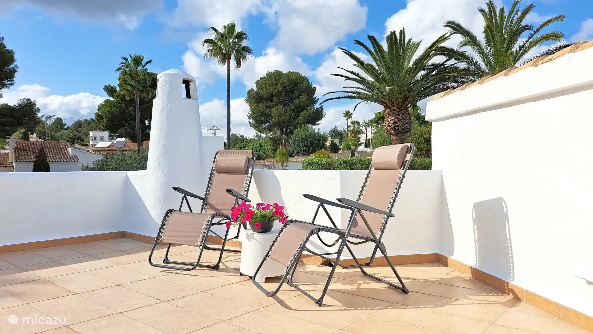 Vous pourrez vous détendre complètement sur les confortables chaises longues. Cette photo a été prise sur le toit-terrasse au mois d’avril vers 17h00 de l’après-midi.  