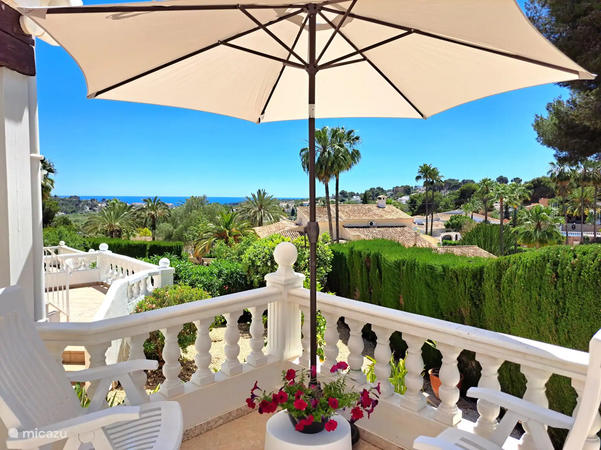 Détendez-vous sous le parasol.