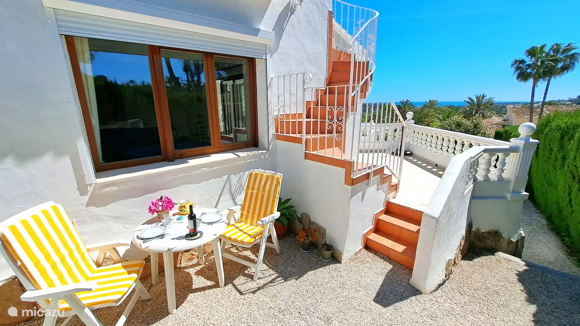 Un lugar resguardado en el lateral de la casa. Escaleras hacia la terraza en el salón y escaleras hacia la terraza en la azotea. 