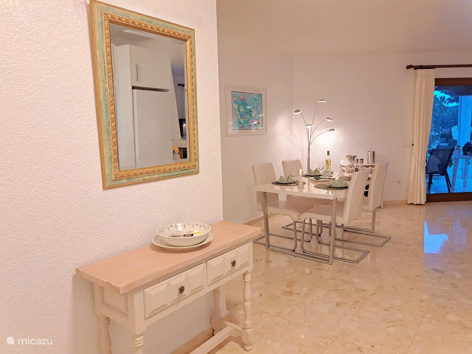 Vue de la table à manger depuis la cuisine.