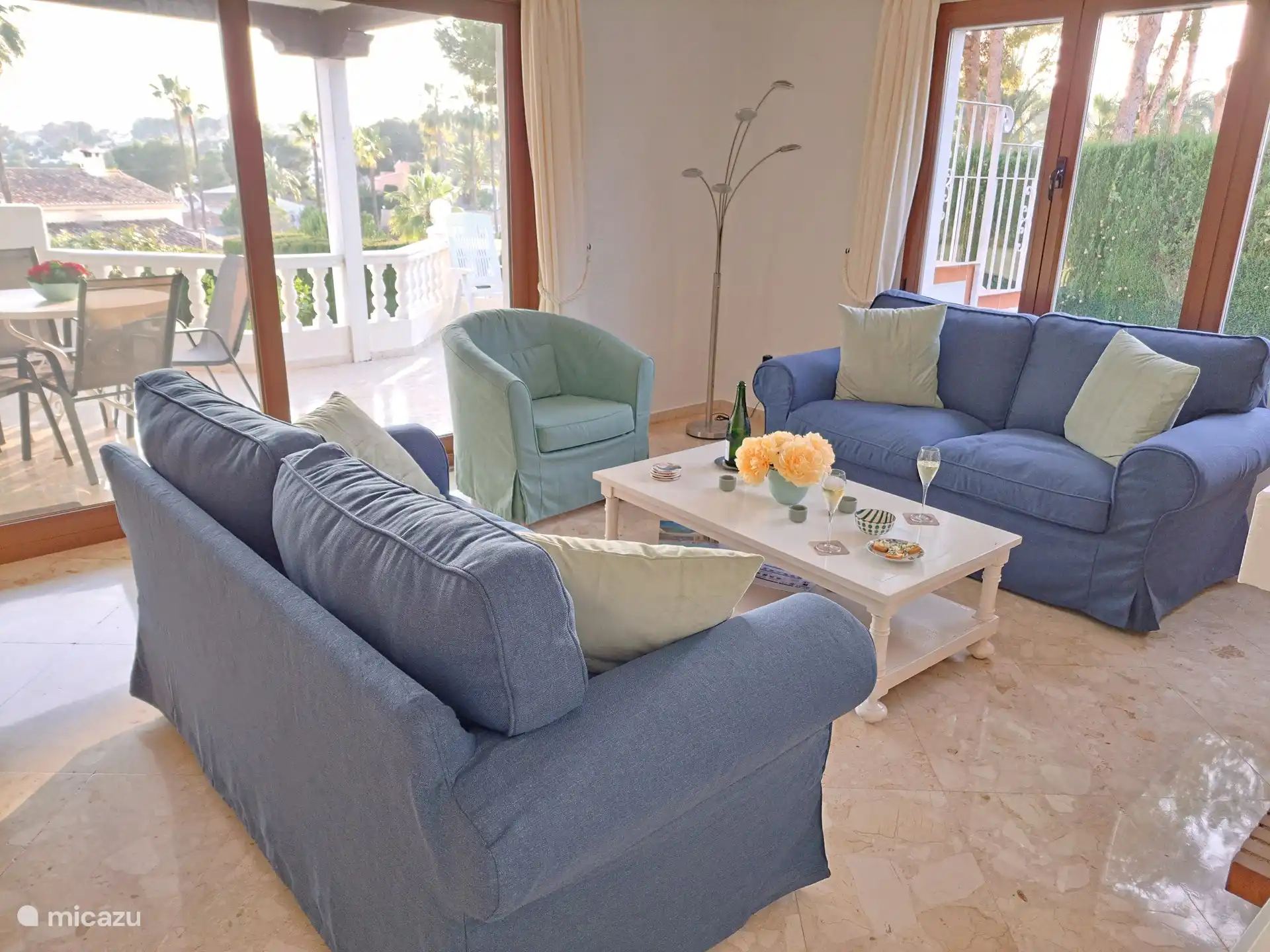 Le salon avec beaucoup de fenêtres et de lumière. 