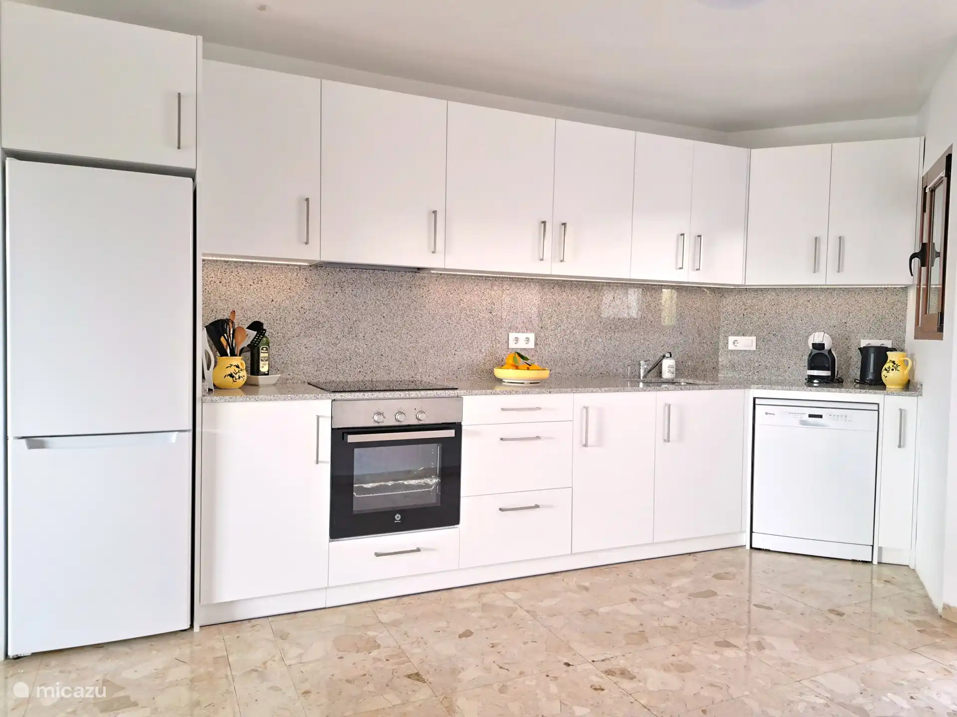 La cuisine ouverte entièrement neuve équipée de tous les appareils. 