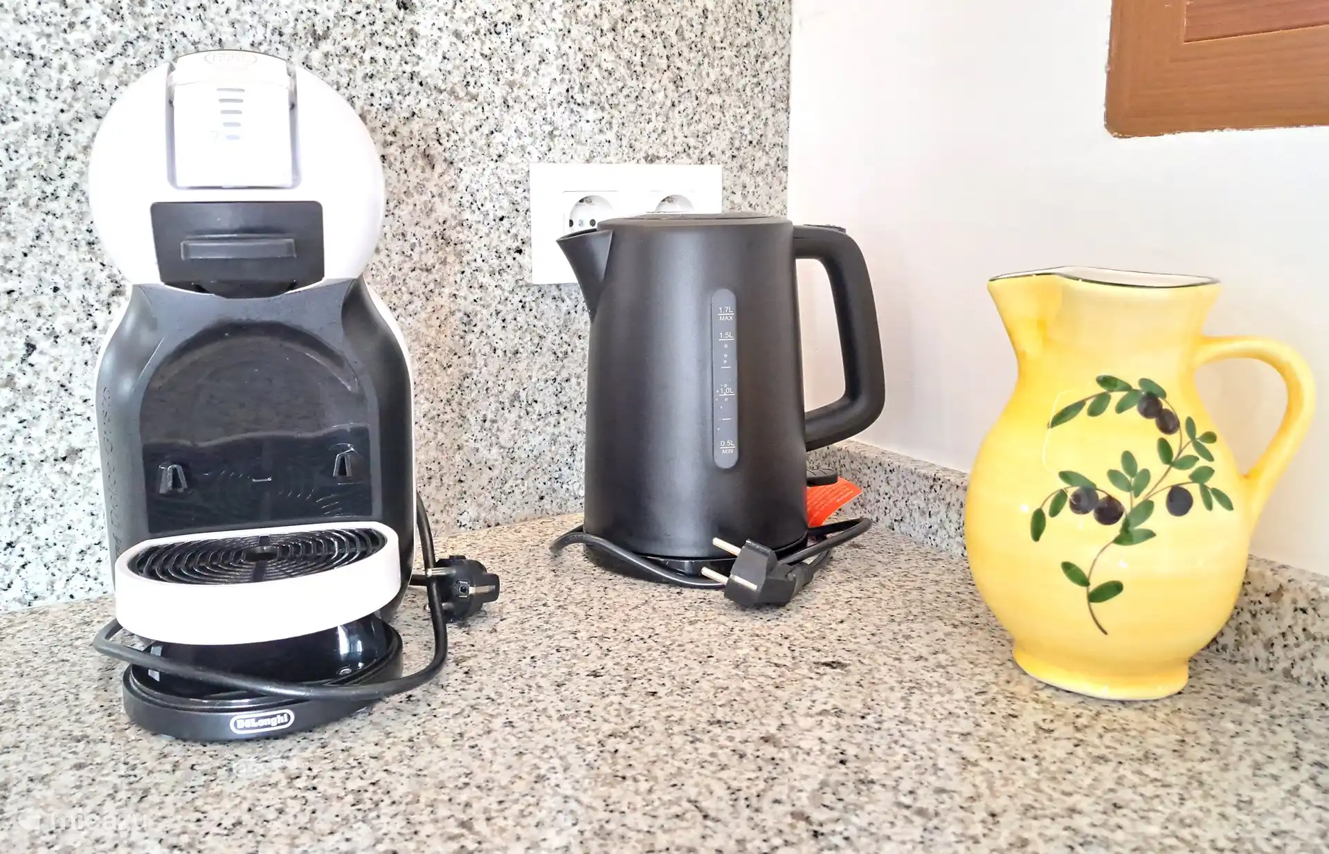 machine à café Dolce Gusto, bouilloire, grille-pain, machine à café filtre, presse-agrumes ; Tout y est. 