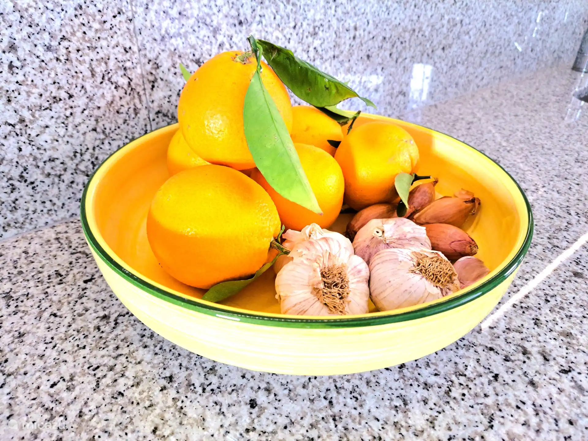 Oranges fraîchement cueillies, ail. En Espagne, tout a bon goût. 