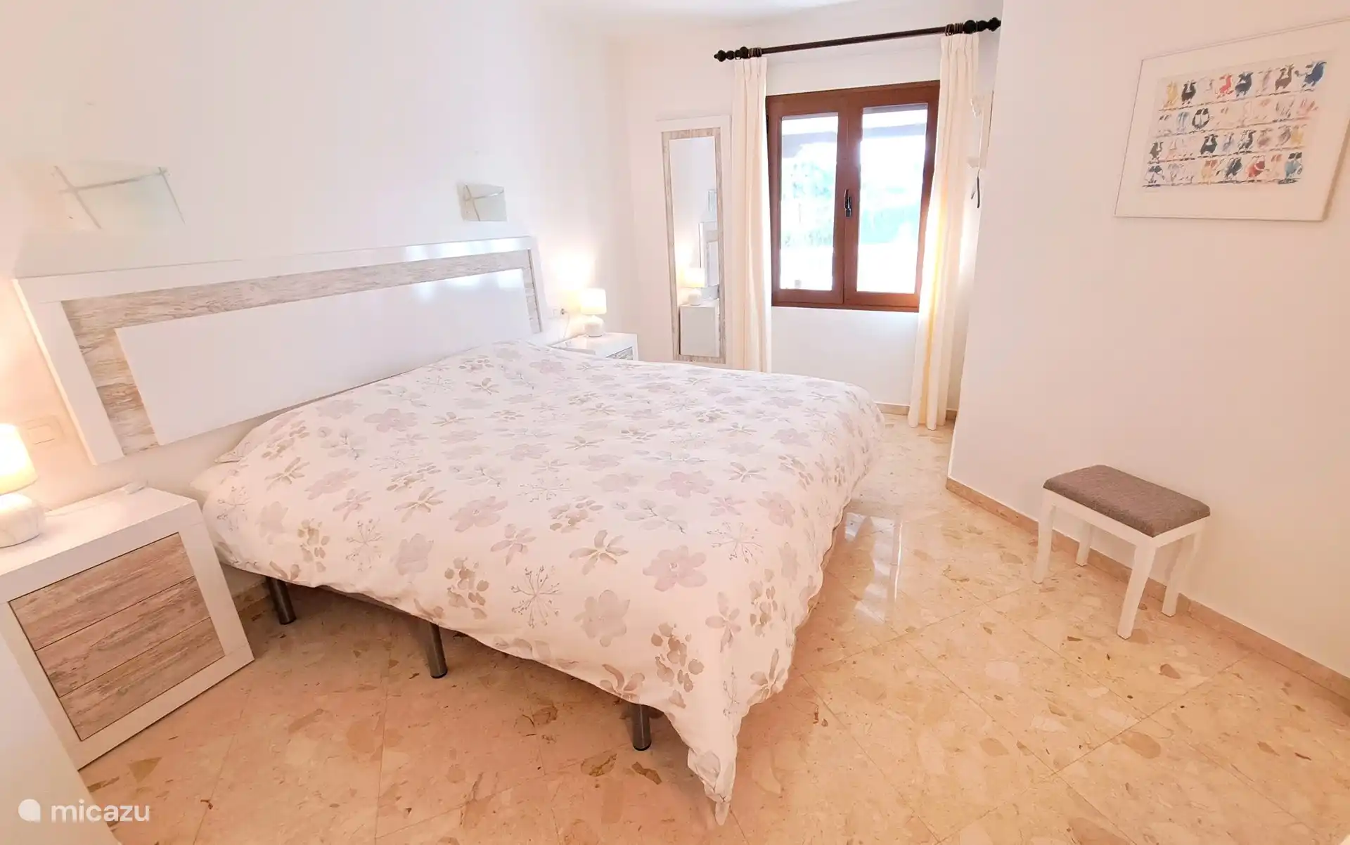 Chambre 1 avec bon lit (180x200cm). Fenêtre avec moustiquaire et store.