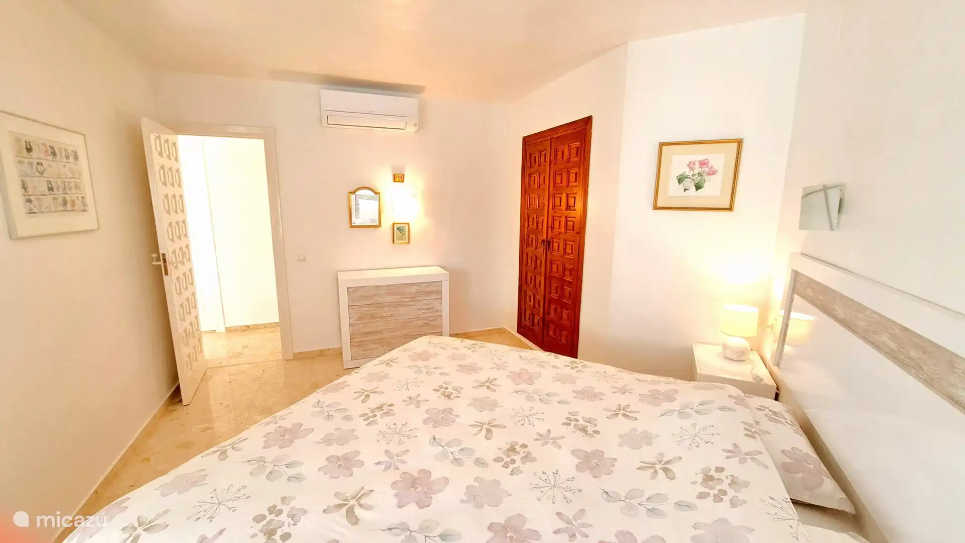 Chambre 1 avec armoire intégrée, commode et climatisation.