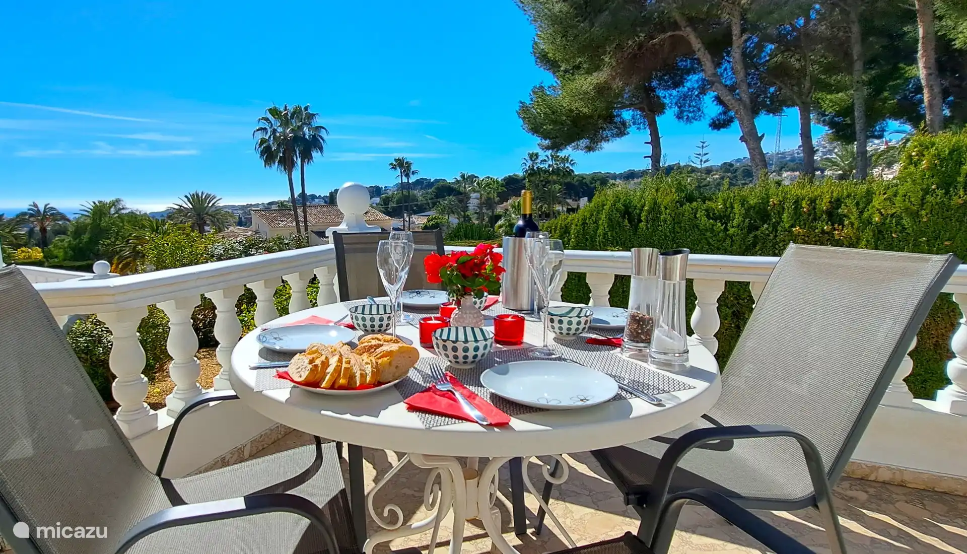 Dîner en plein air confortable avec vue panoramique.