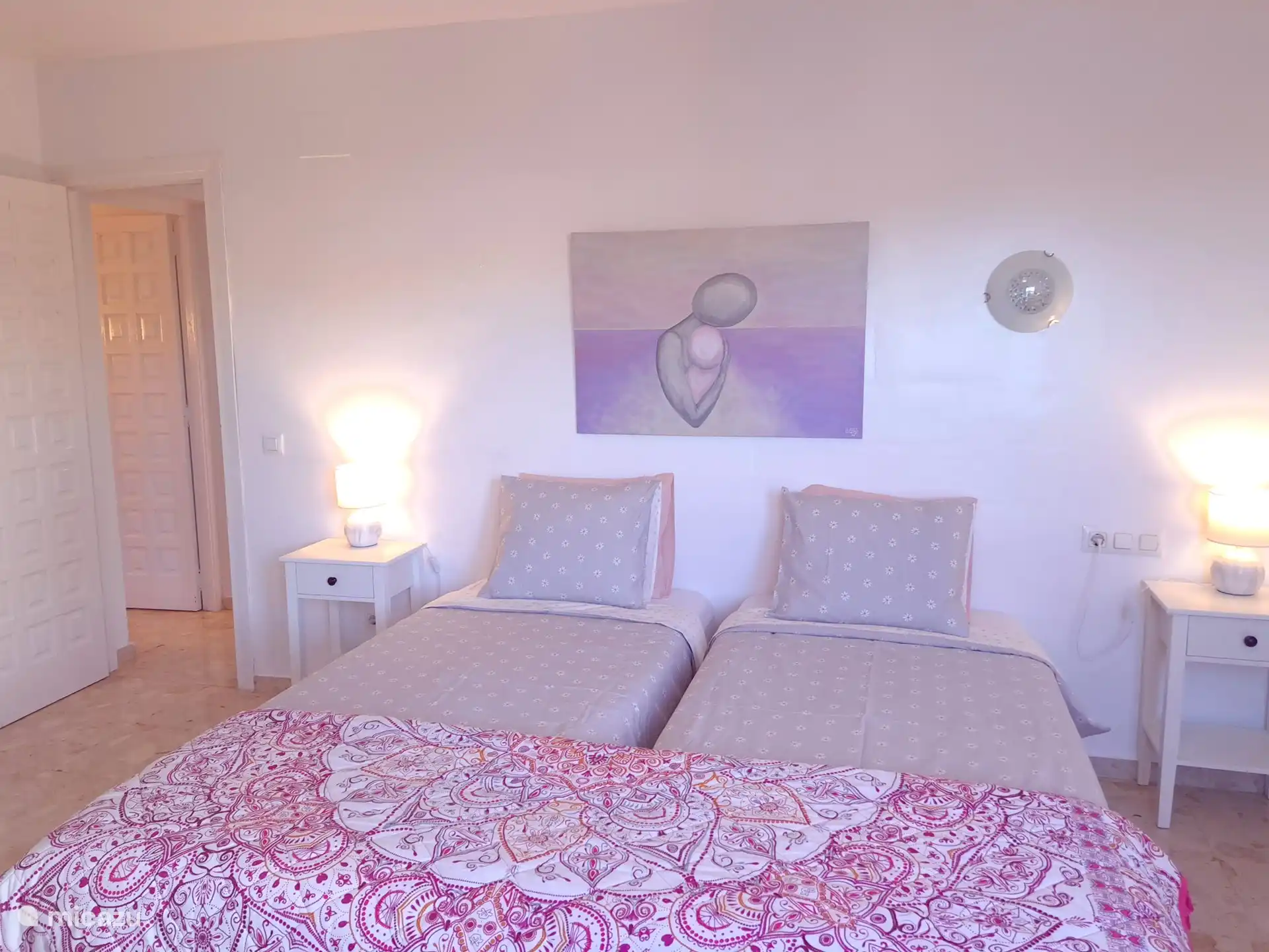 Chambre 2 avec deux lits simples (ensemble 180 x 200 cm). Fenêtre avec moustiquaire, store et climatisation.