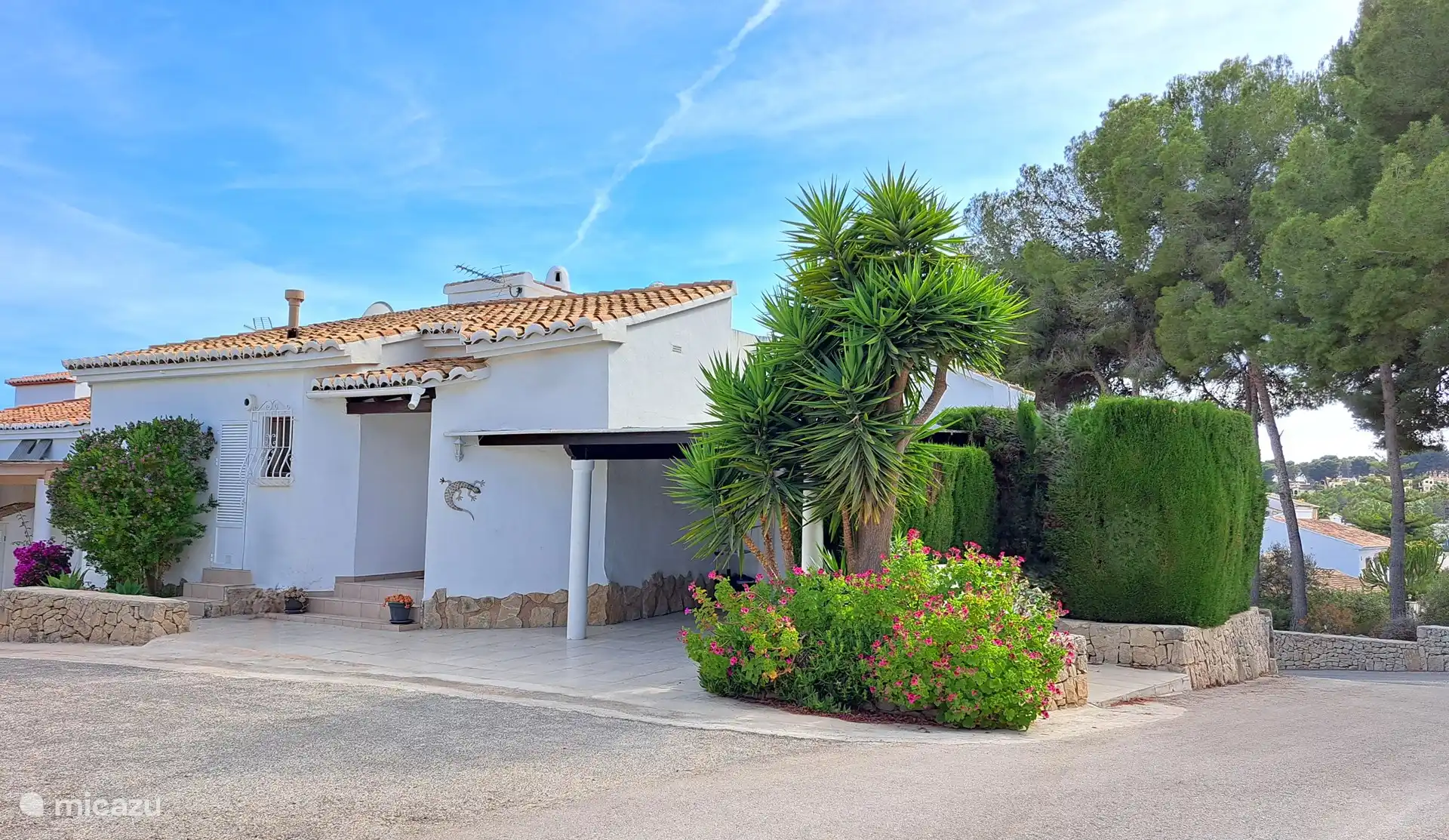 La façade de Casa Geco avec une place de parking privée couverte.