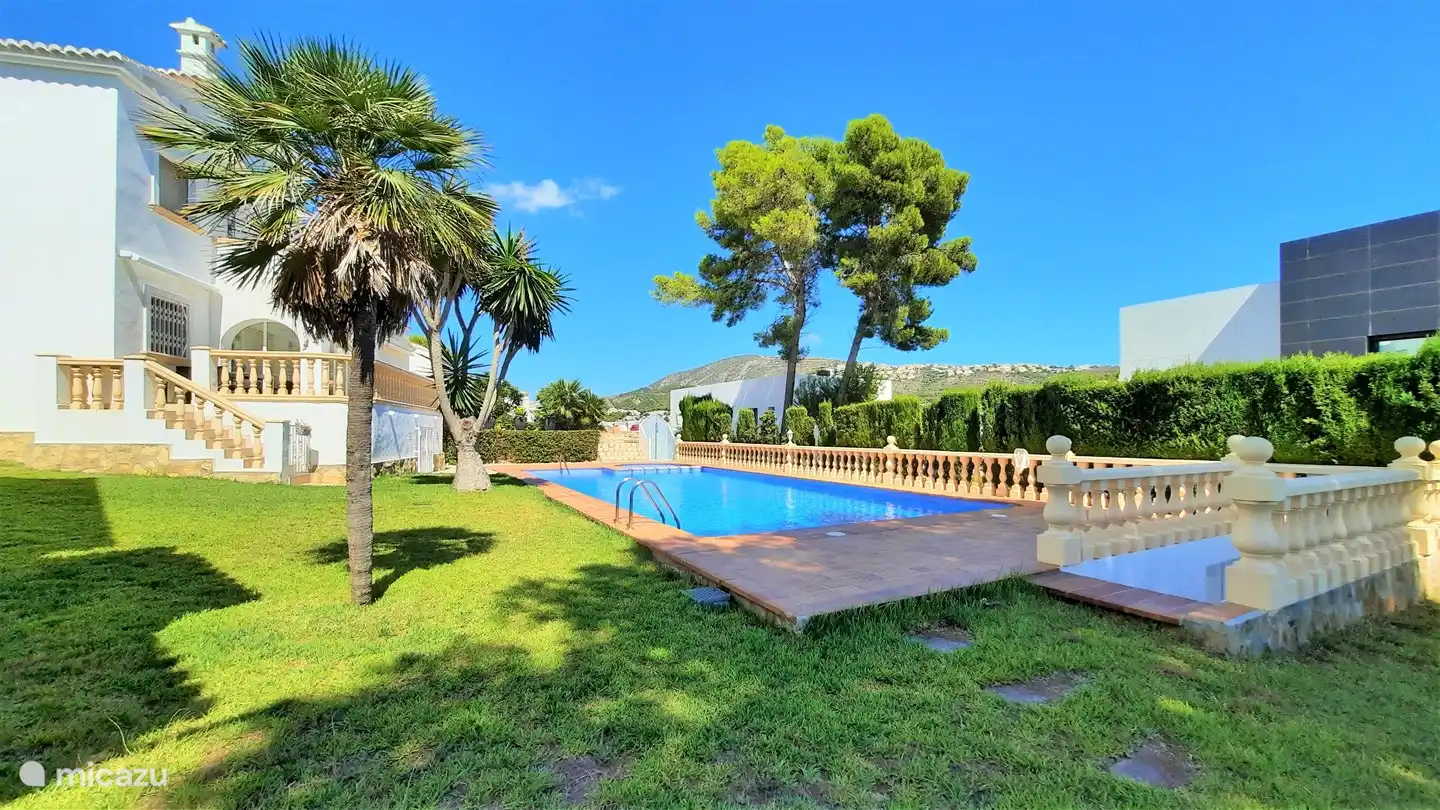 Même en été, c'est calme à la belle piscine.